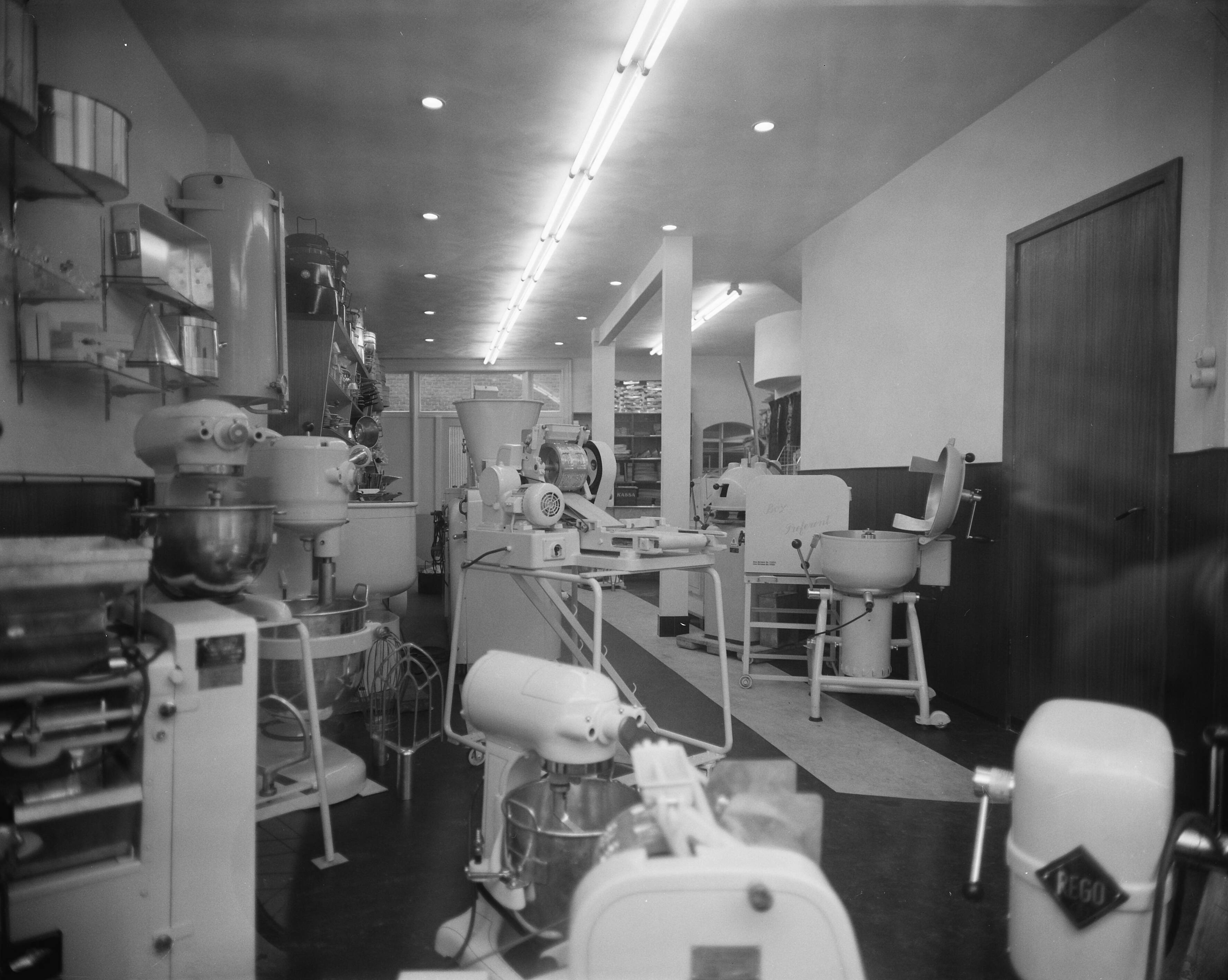 Fotocollectie Anefo — Opdracht Fa. Koning te Haarlem — Foto: Pot, Harry / Anefo. Licentie: Set B: Rechtenvrij / Publiek Domein. Bron: Nationaal Archief. http://hdl.handle.net/10648/a96aa3a4-d0b4-102d-bcf8-003048976d84