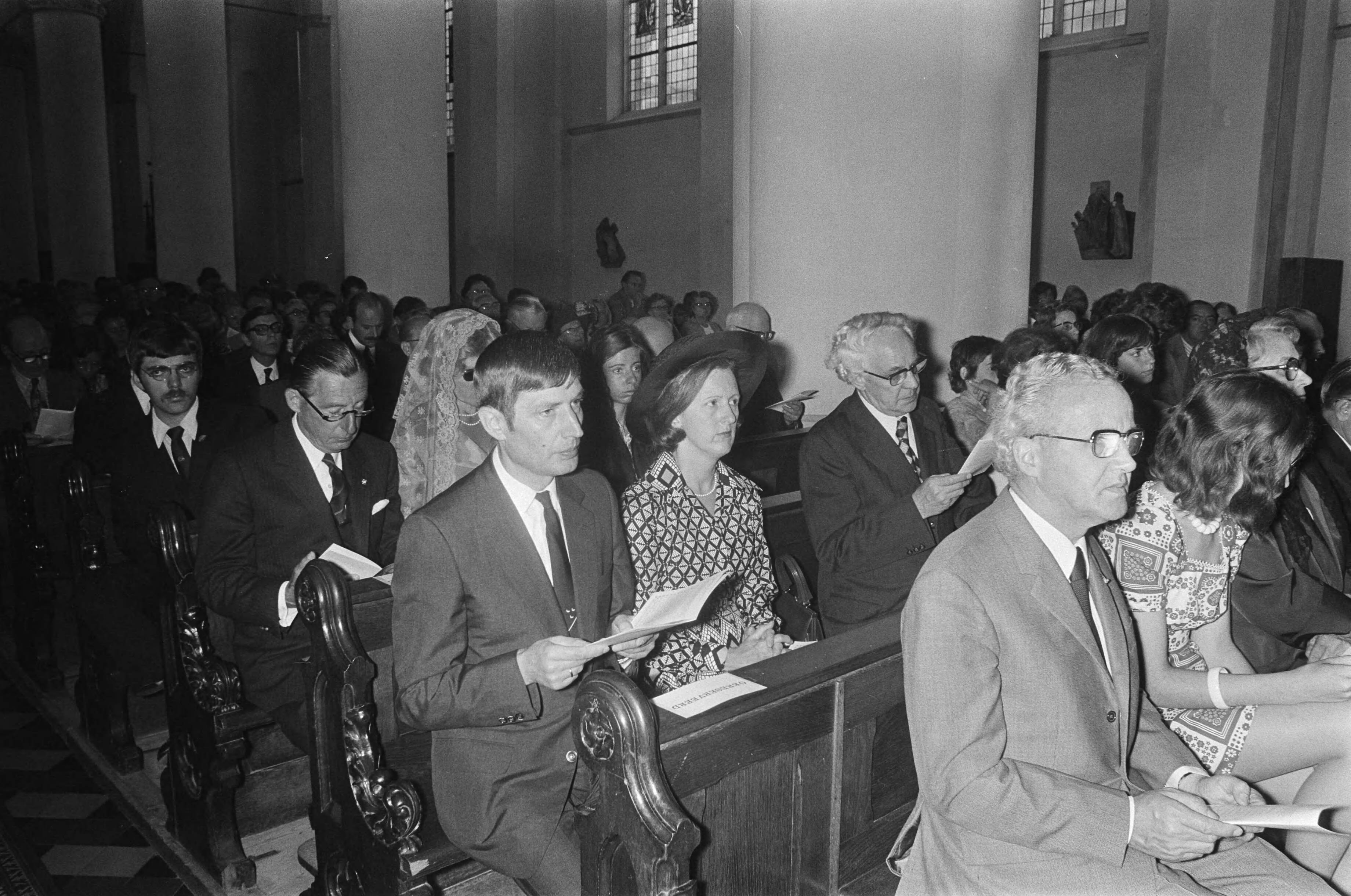 Fotocollectie Anefo — Eucharistieviering in St. Catherina kathedraal in Utrecht t.g.v. 50-jarig jubileum kardinaal Alfrink en 40-jarig jubileum van bisschop Zwartkruis, nr. 13 — Foto: Peters, Hans / Anefo. Licentie: Set B: Rechtenvrij / Publiek Domein. Bron: Nationaal Archief. http://hdl.handle.net/10648/ac4eec1a-d0b4-102d-bcf8-003048976d84