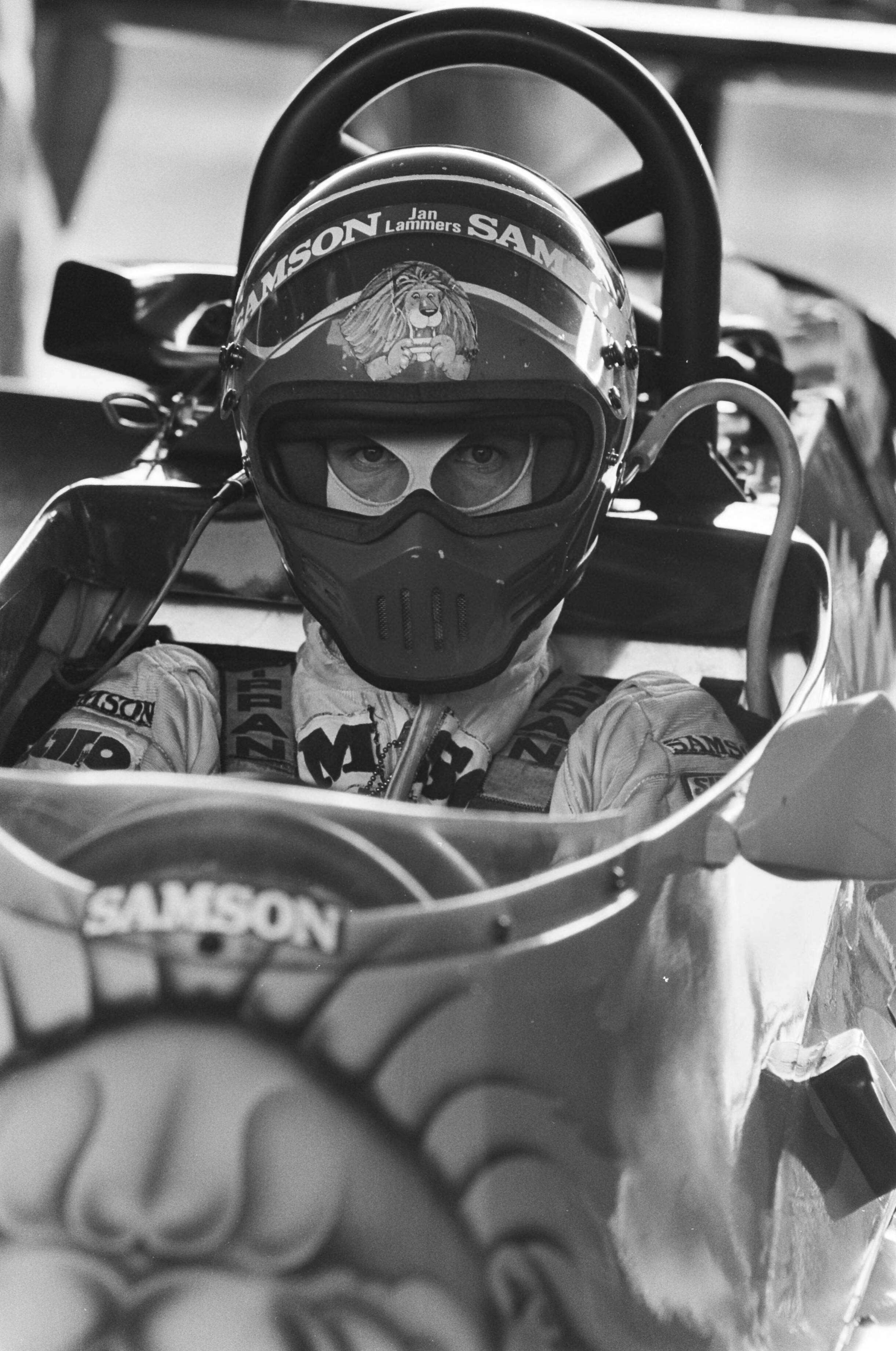 Grand Prix Zandvoort 1979, eerste training — Jan Lammers met helm en masker — Foto: Suyk, Koen / Anefo. Licentie: Set B: Rechtenvrij / Publiek Domein. Bron: Nationaal Archief. http://hdl.handle.net/10648/accfafd0-d0b4-102d-bcf8-003048976d84