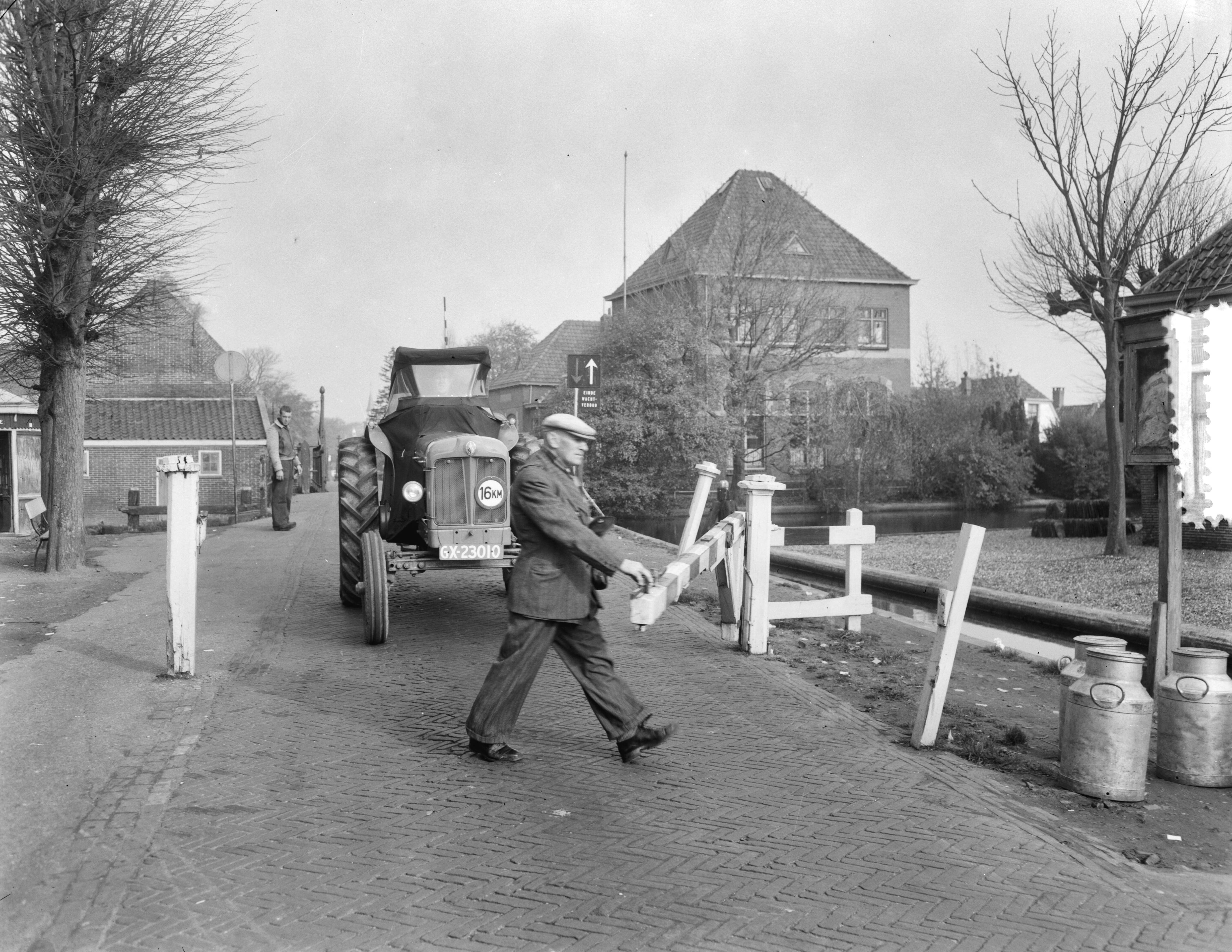 Fotocollectie Anefo — Opheffing tol Leimuiden — Foto: Duinen, G.W. van / Anefo. Licentie: Set B: Rechtenvrij / Publiek Domein. Bron: Nationaal Archief. http://hdl.handle.net/10648/a916489a-d0b4-102d-bcf8-003048976d84