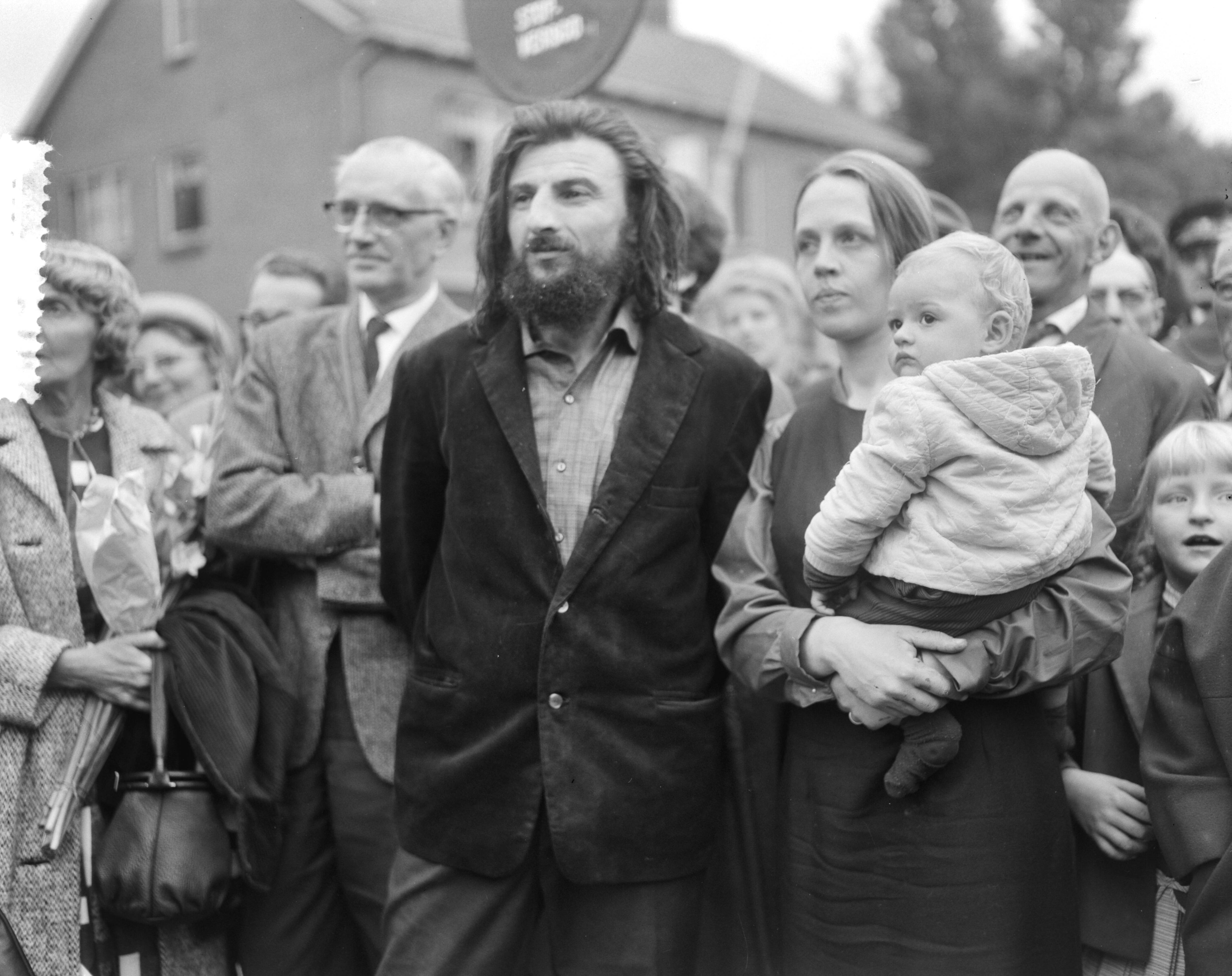 Fotocollectie Anefo — Onthulling beeld "Pourquoi" van beeldhouwer Miletic — Foto: Bilsen, Joop van / Anefo. Licentie: Set B: Rechtenvrij / Publiek Domein. Bron: Nationaal Archief. http://hdl.handle.net/10648/aa734b34-d0b4-102d-bcf8-003048976d84