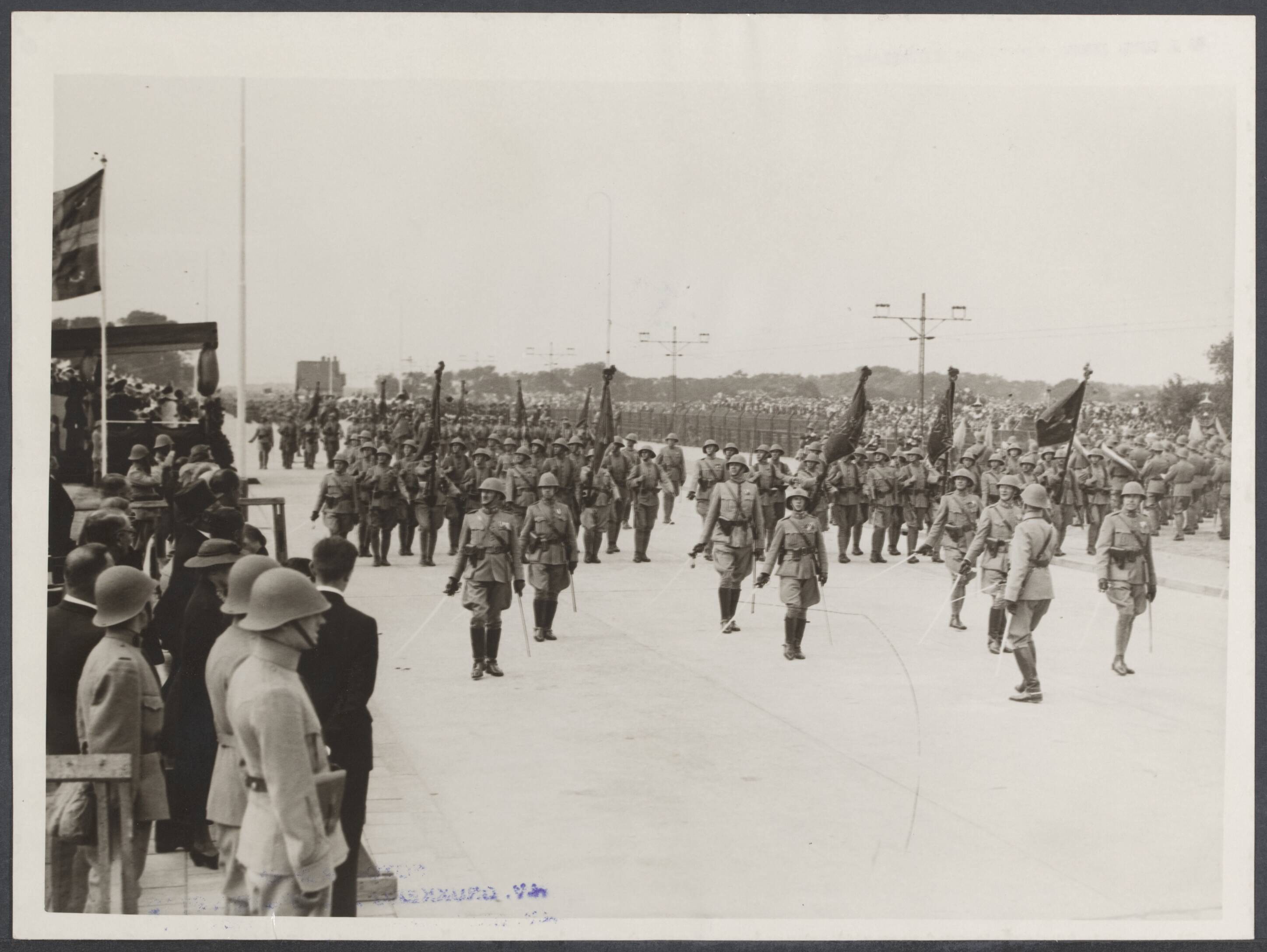 Parades, plechtigheden, inspecties Nederland voor 1945 — 40-jarig Regeringsjubileum koningin Wilhelmina. [Miltaire parade op de Van Alkemadelaan in Den Haag] — Foto: N.V. Polygoon. Licentie: Set B: Rechtenvrij / Publiek Domein. Bron: Nationaal Archief. http://hdl.handle.net/10648/b4ceb7f9-9b6a-cfa0-a460-1383b3b60750