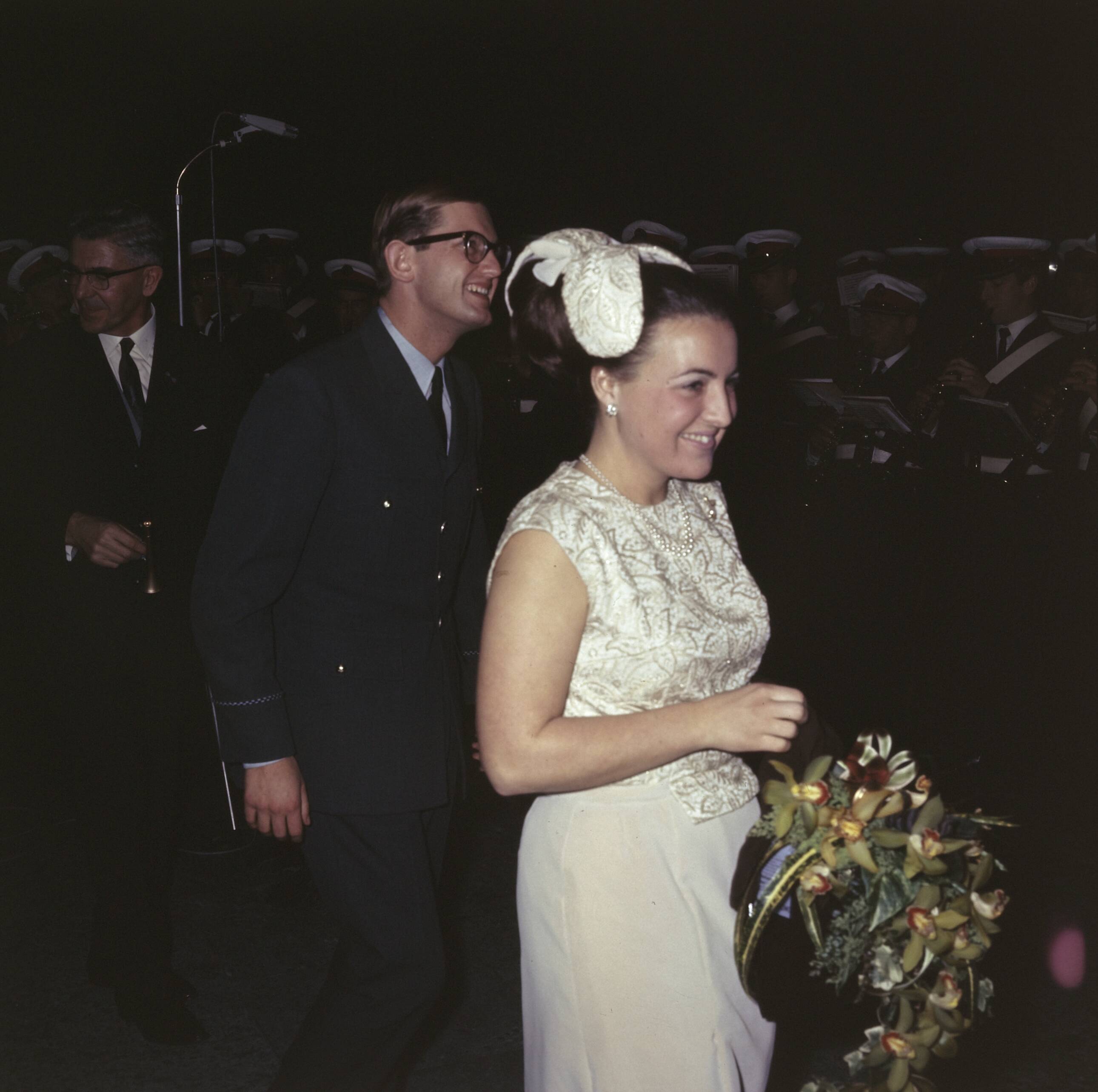 Fotocollectie Anefo — Prinses Margriet en mr. Pieter van Vollenhoven in ondertrouw in het gemeentehuis in Baarn — Foto: Fotograaf Onbekend / Anefo. Licentie: Set B: Rechtenvrij / Publiek Domein. Bron: Nationaal Archief. http://hdl.handle.net/10648/ad8e3612-d0b4-102d-bcf8-003048976d84