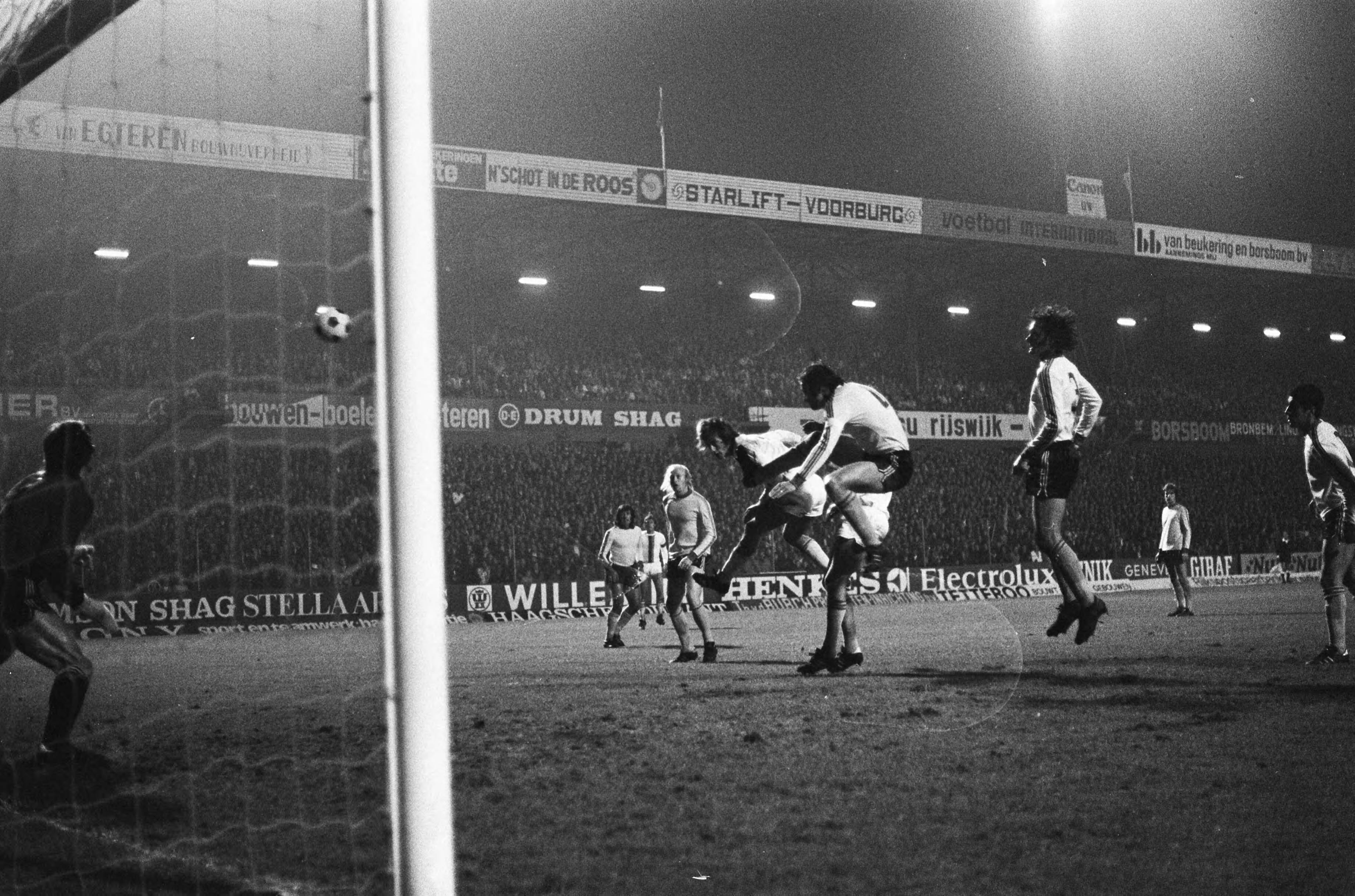 Fotocollectie Anefo — FC Den Haag tegen RC Lens (Europacup-II); Vliet scoort tweede Den Haag doelpunt langs keeper Lann — Foto: Mieremet, Rob / Anefo. Licentie: Set B: Rechtenvrij / Publiek Domein. Bron: Nationaal Archief. http://hdl.handle.net/10648/ac74dd1c-d0b4-102d-bcf8-003048976d84