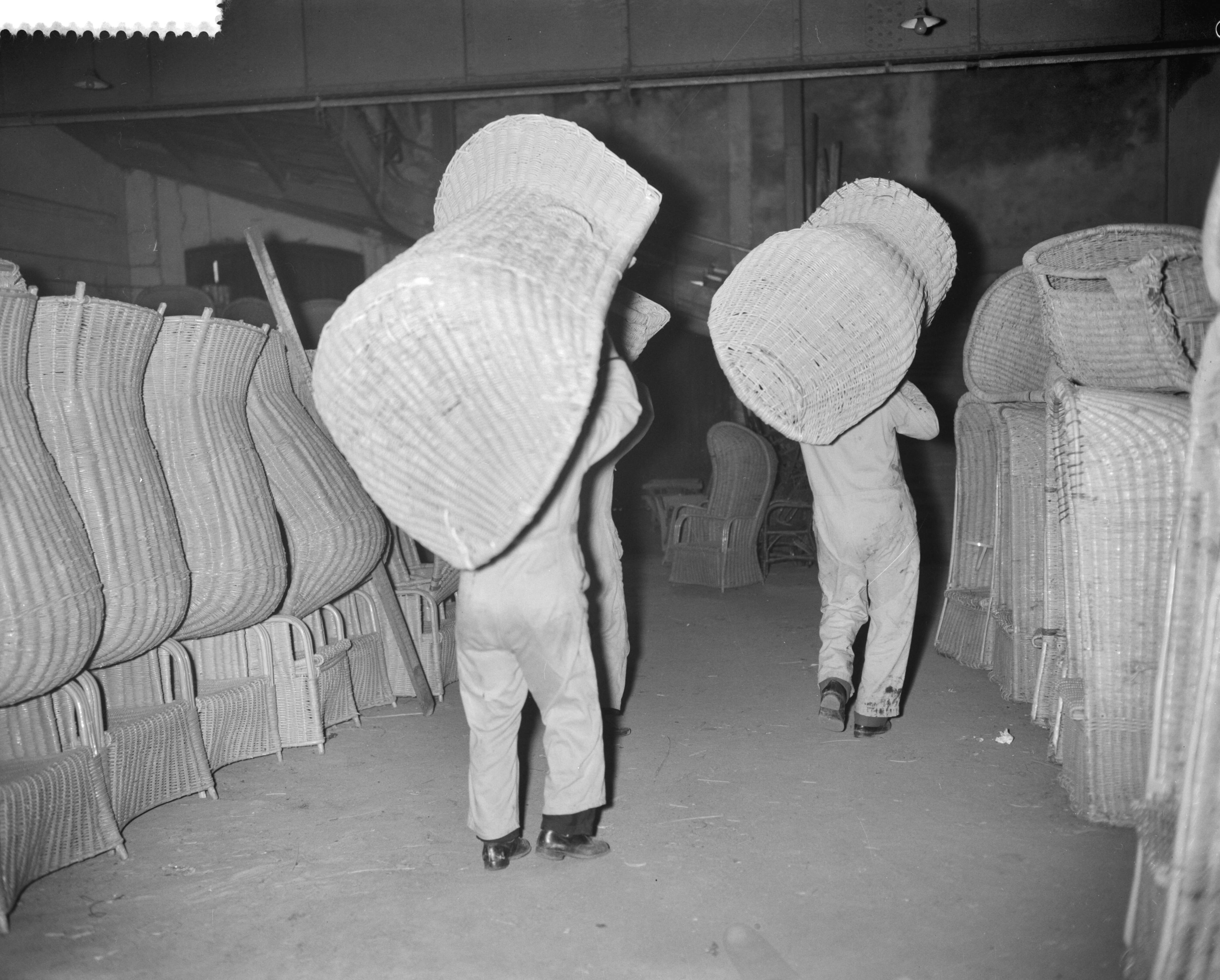 Fotocollectie Anefo — Voorbereidingen strandseizoen in Scheveningen. De strandstoelen worden uit de opslag gehaald — Foto: Bilsen, Joop van / Anefo. Licentie: Set B: Rechtenvrij / Publiek Domein. Bron: Nationaal Archief. http://hdl.handle.net/10648/a9cb39da-d0b4-102d-bcf8-003048976d84