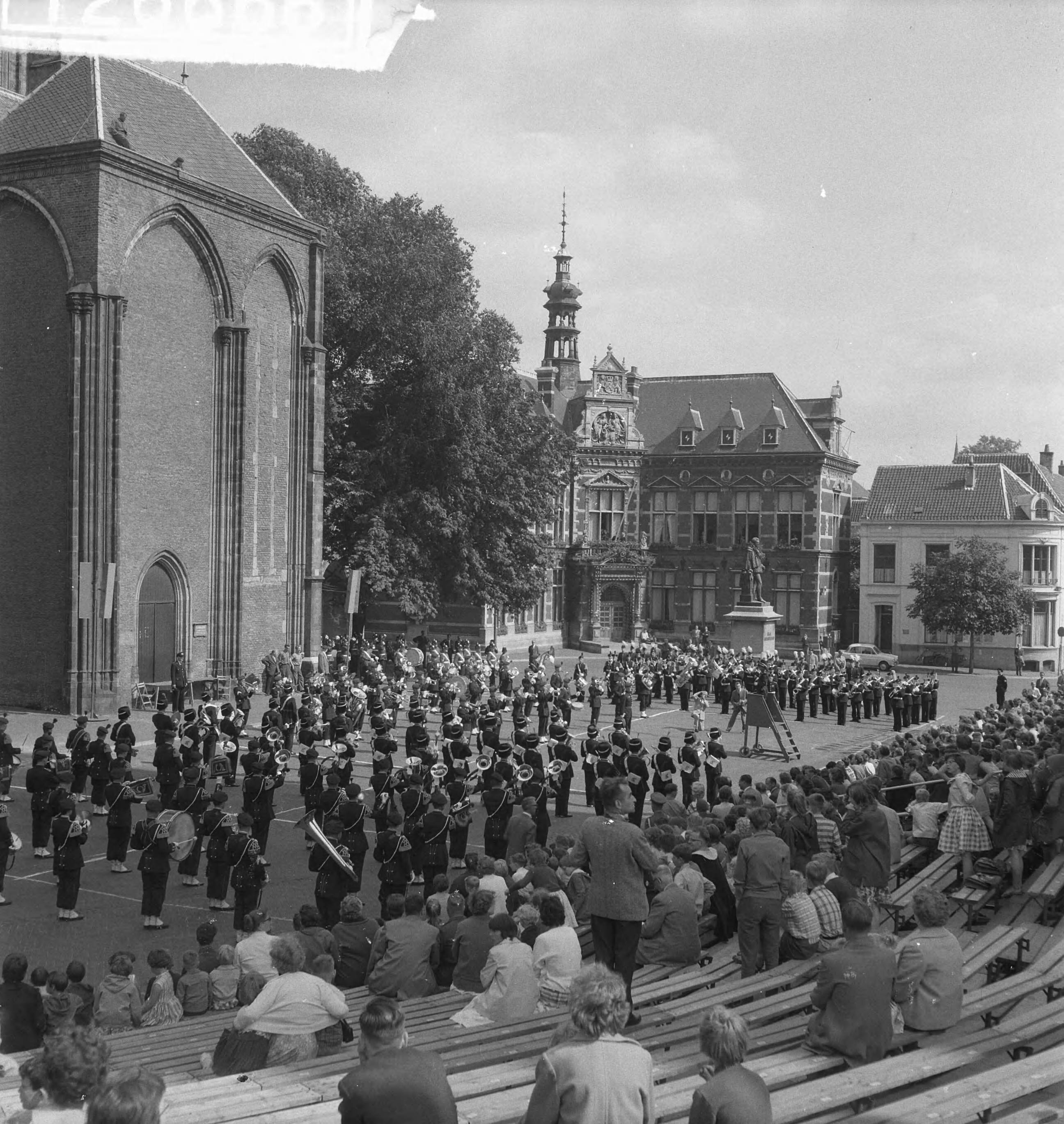 Fotocollectie Anefo — Taptoe in Utrecht. Op het Domplein — Foto: Koch, Eric / Anefo. Licentie: Set B: Rechtenvrij / Publiek Domein. Bron: Nationaal Archief. http://hdl.handle.net/10648/a9da99ca-d0b4-102d-bcf8-003048976d84