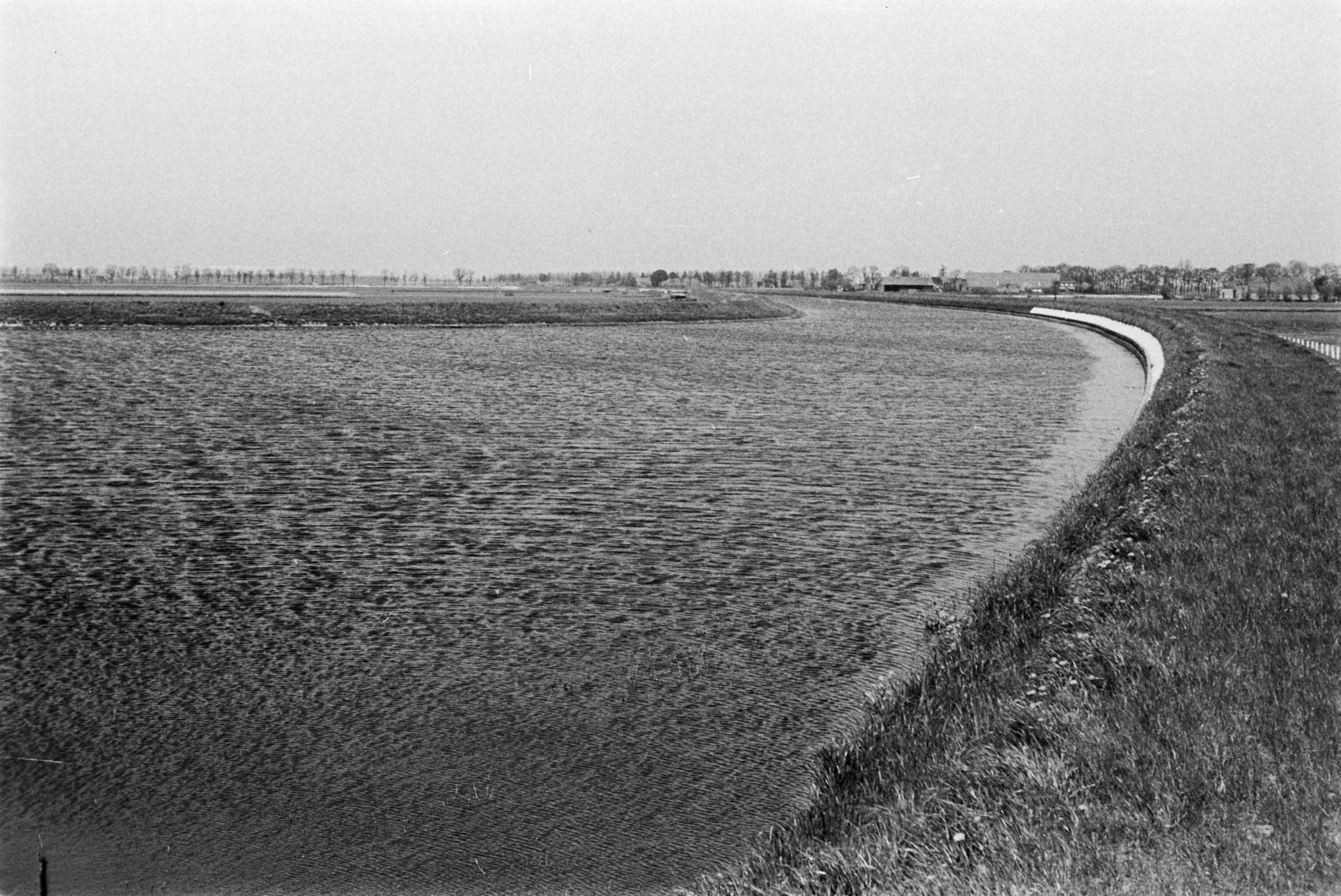 Fotocollectie Nederlandse Heidemaatschappij — voltooid kanaal — Foto: Fotograaf Onbekend / Heidemij. Licentie: Set B: Rechtenvrij / Publiek Domein. Bron: Nationaal Archief. http://hdl.handle.net/10648/ae8912da-d0b4-102d-bcf8-003048976d84