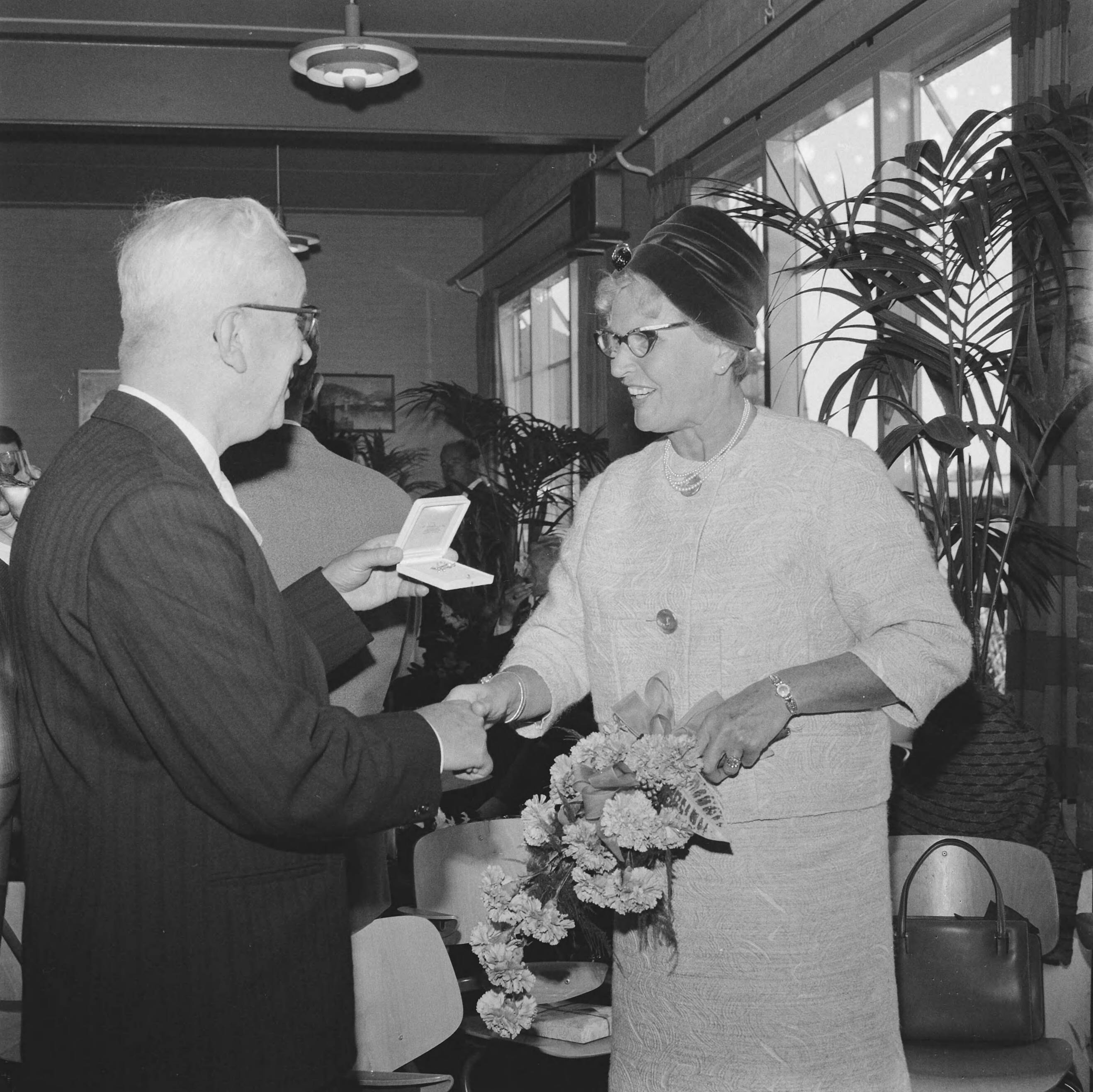 Fotocollectie Anefo — Tewaterlating "Thea Danielsen" (opdracht Zaanlandsche Scheepsbouw Maatschappij) — Foto: Koch, Eric / Anefo. Licentie: Set B: Rechtenvrij / Publiek Domein. Bron: Nationaal Archief. http://hdl.handle.net/10648/aa15d03a-d0b4-102d-bcf8-003048976d84