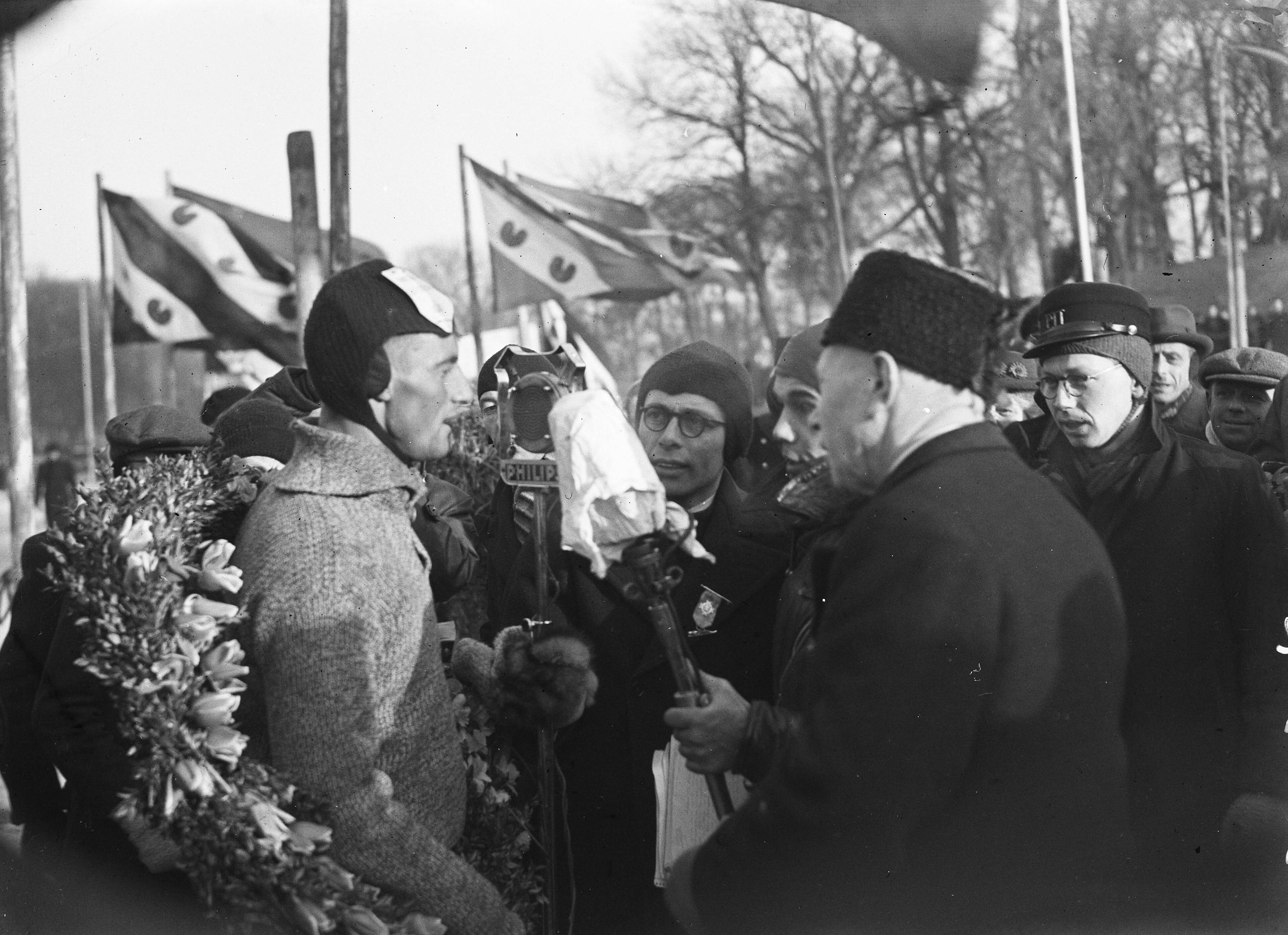 Elfstedentocht 1947 — Joop Bosman uit Breukelen wordt gehuldigd als winnaar van de Elfstedentocht — Foto: Sagers, Harry / Anefo. Licentie: Set B: Rechtenvrij / Publiek Domein. Bron: Nationaal Archief. http://hdl.handle.net/10648/a8a50770-d0b4-102d-bcf8-003048976d84