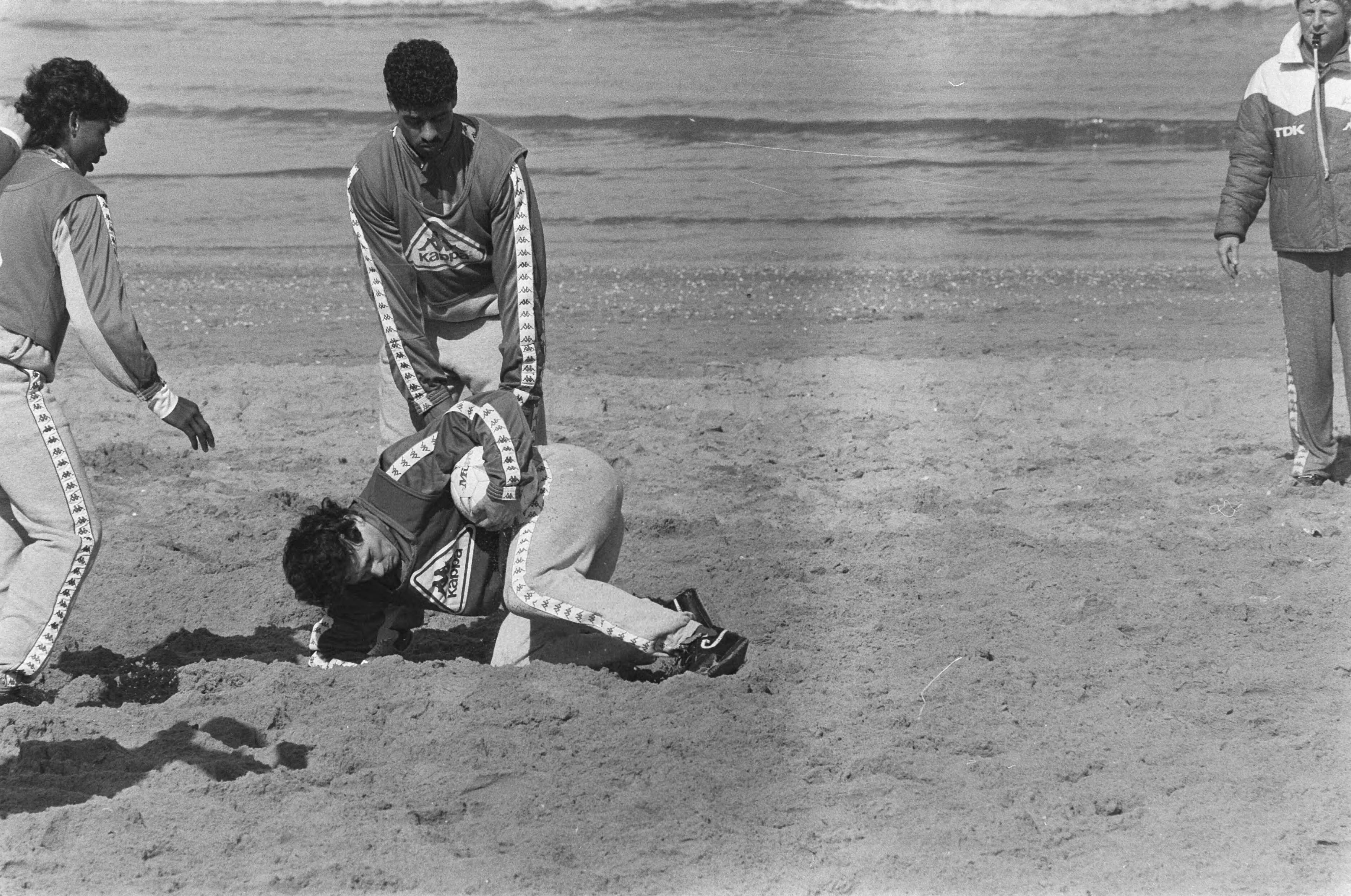 Fotocollectie Anefo — Training Ajax op strand Wassenaar; Rijkaard en Van Basten (op grond) — Foto: Molendijk, Bart / Anefo. Licentie: Set B: Rechtenvrij / Publiek Domein. Bron: Nationaal Archief. http://hdl.handle.net/10648/ad5f5bd0-d0b4-102d-bcf8-003048976d84
