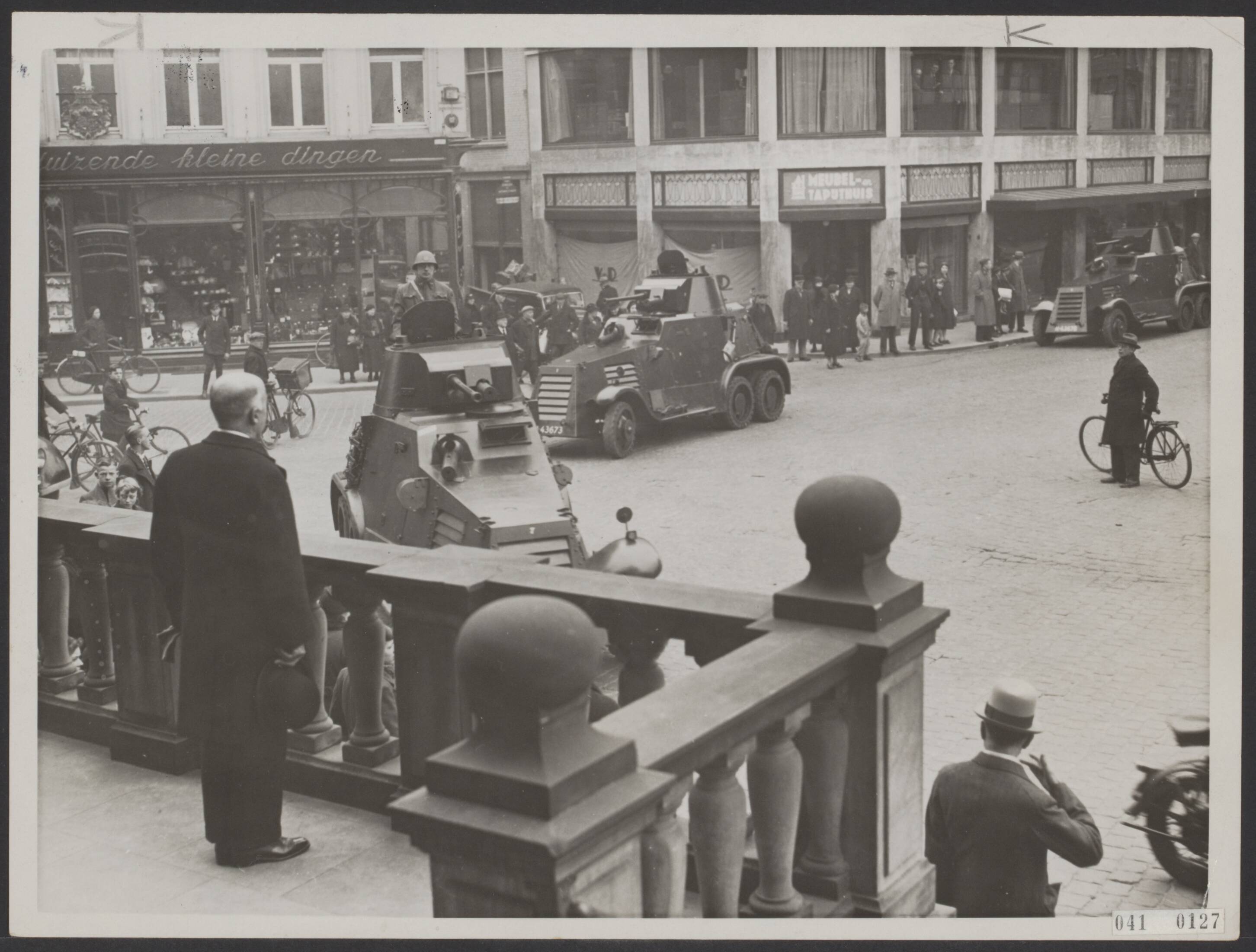 Fotocollectie Elsevier Binnenland — In verband met het 1-jarig bestaan van het Korps Pantserwagens werd een defilé gehouden voor het stadhuis van Den Bosch. Burgemeester F. van Lanschot slaat het defilé vanaf het bordes van het stadhuis gade — Foto: N.V. Polygoon. Licentie: Set B: Rechtenvrij / Publiek Domein. Bron: Nationaal Archief. http://hdl.handle.net/10648/adf5fb12-d0b4-102d-bcf8-003048976d84