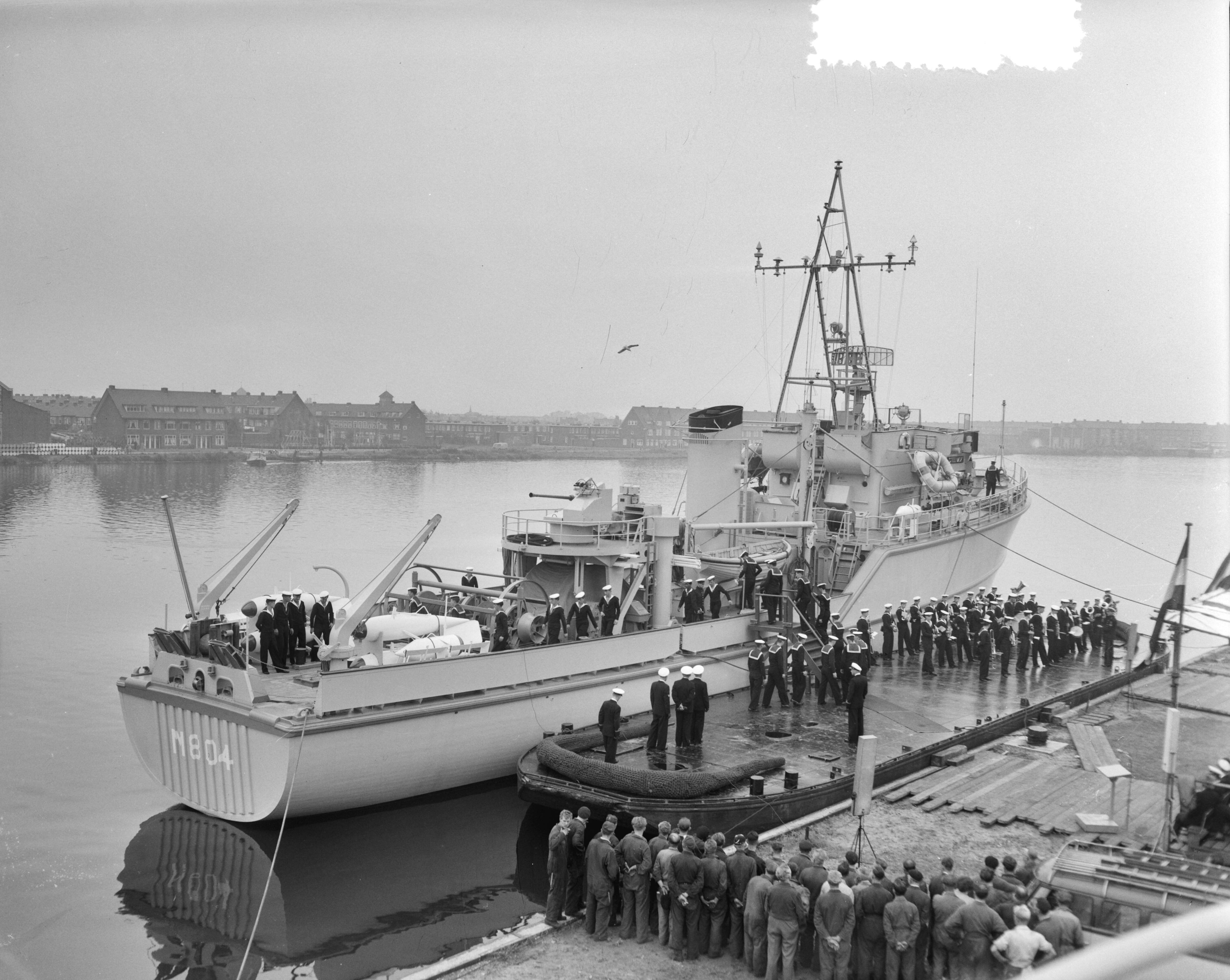 Fotocollectie Anefo — Indienststelling kustmijnenveger Hr. Ms. "Steenwijk" bij Haarlemse Scheepsbouwmaatschappij — Foto: Pot, Harry / Anefo. Licentie: Set B: Rechtenvrij / Publiek Domein. Bron: Nationaal Archief. http://hdl.handle.net/10648/a94bfc06-d0b4-102d-bcf8-003048976d84