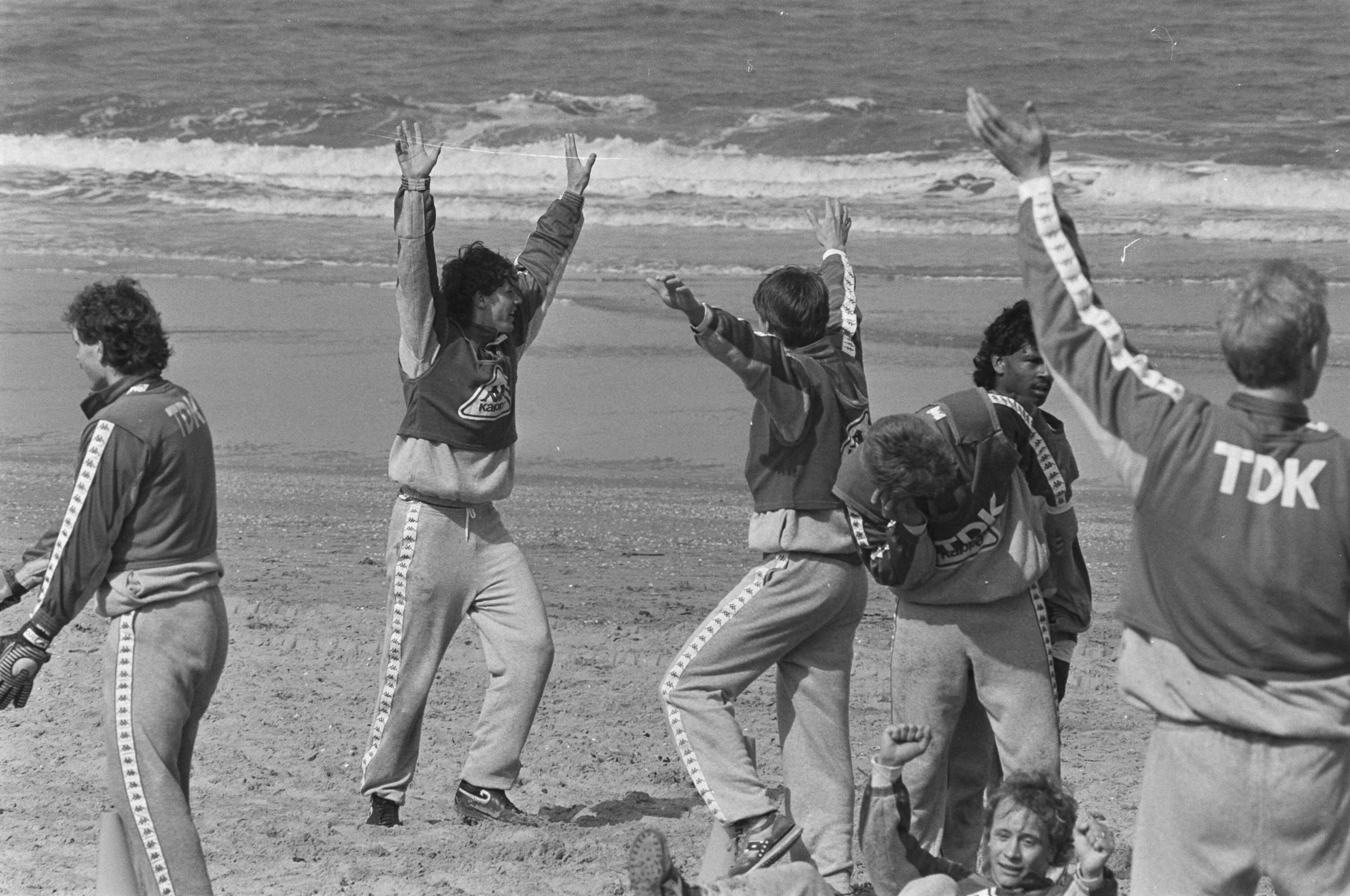 Fotocollectie Anefo — Training Ajax op strand Wassenaar; Van Basten juicht — Foto: Molendijk, Bart / Anefo. Licentie: Set B: Rechtenvrij / Publiek Domein. Bron: Nationaal Archief. http://hdl.handle.net/10648/ad5f5d10-d0b4-102d-bcf8-003048976d84