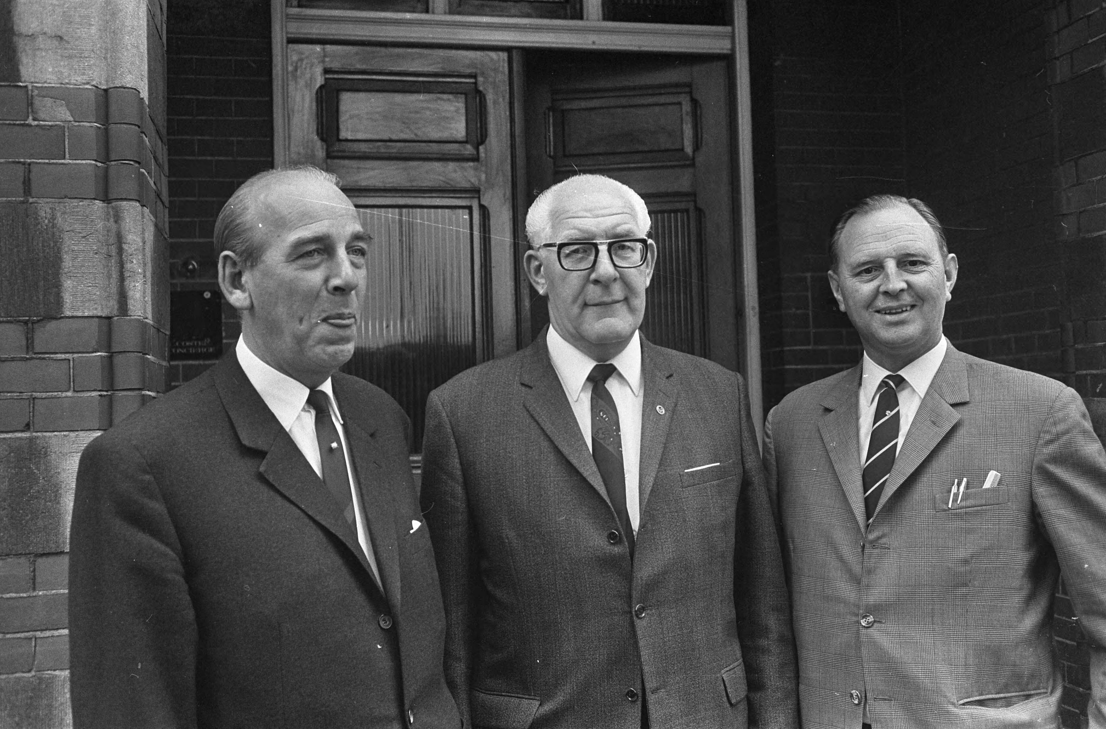 Fotocollectie Anefo — Kort geding KNVB-DWS-Ajax, drie bestuursleden DWS bijeenkomst dhr. Solleveld , Luikinga en Landman te Den Haag — Foto: Koch, Eric / Anefo. Licentie: Set B: Rechtenvrij / Publiek Domein. Bron: Nationaal Archief. http://hdl.handle.net/10648/ab26a9a4-d0b4-102d-bcf8-003048976d84
