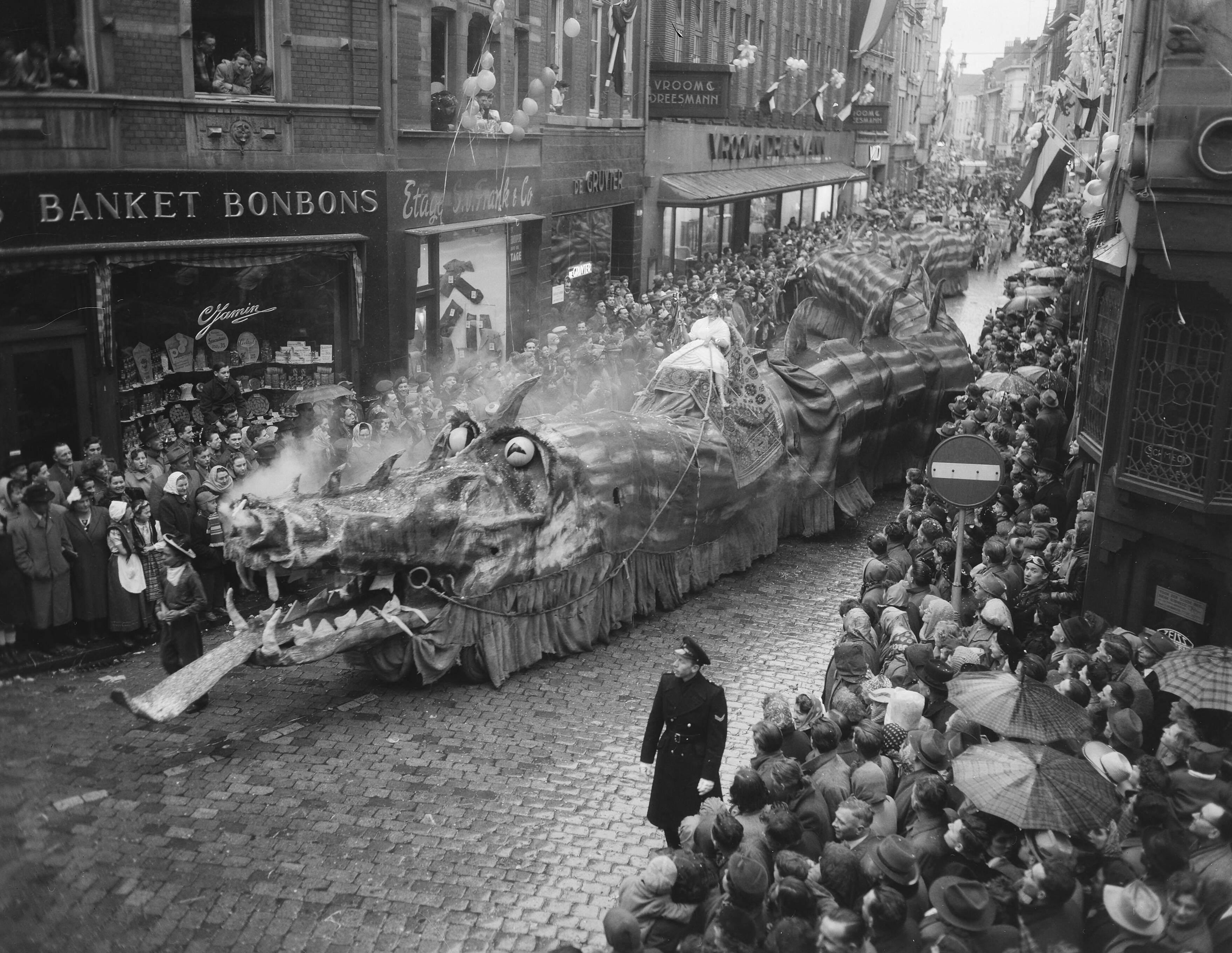 Fotocollectie Anefo — Carnaval Maastricht optocht — Foto: Duinen, G.W. van / Anefo. Licentie: Set B: Rechtenvrij / Publiek Domein. Bron: Nationaal Archief. http://hdl.handle.net/10648/a91d72a0-d0b4-102d-bcf8-003048976d84