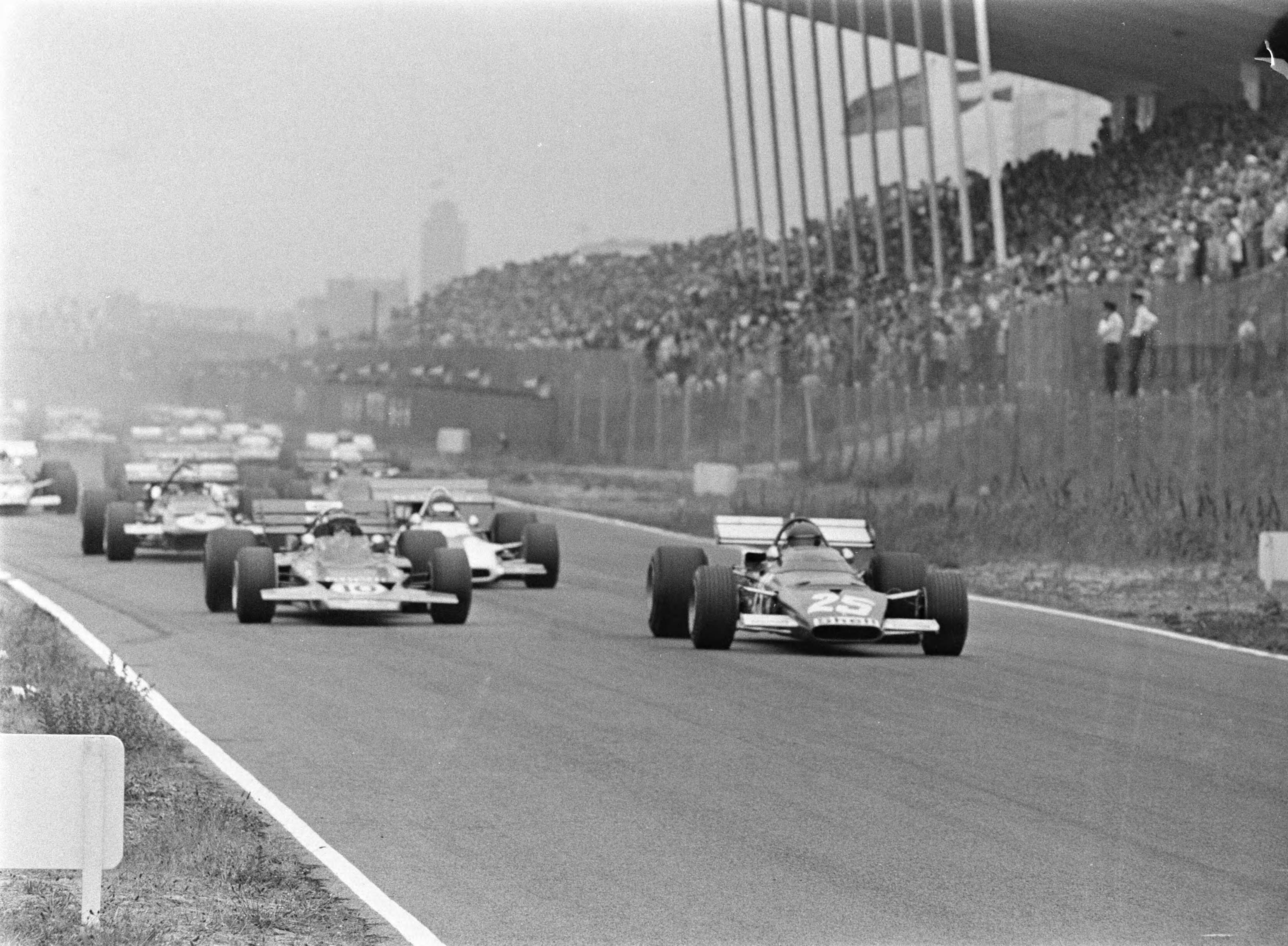 Grand Prix Zandvoort 1970 — Grand Prix 1970 van Nederland voor Formule I wagens . Rechts Jacky Ickx (25), links Jochen Rindt (nr. 10) — Foto: Evers, Joost / Anefo. Licentie: Set B: Rechtenvrij / Publiek Domein. Bron: Nationaal Archief. http://hdl.handle.net/10648/ab9a3e50-d0b4-102d-bcf8-003048976d84