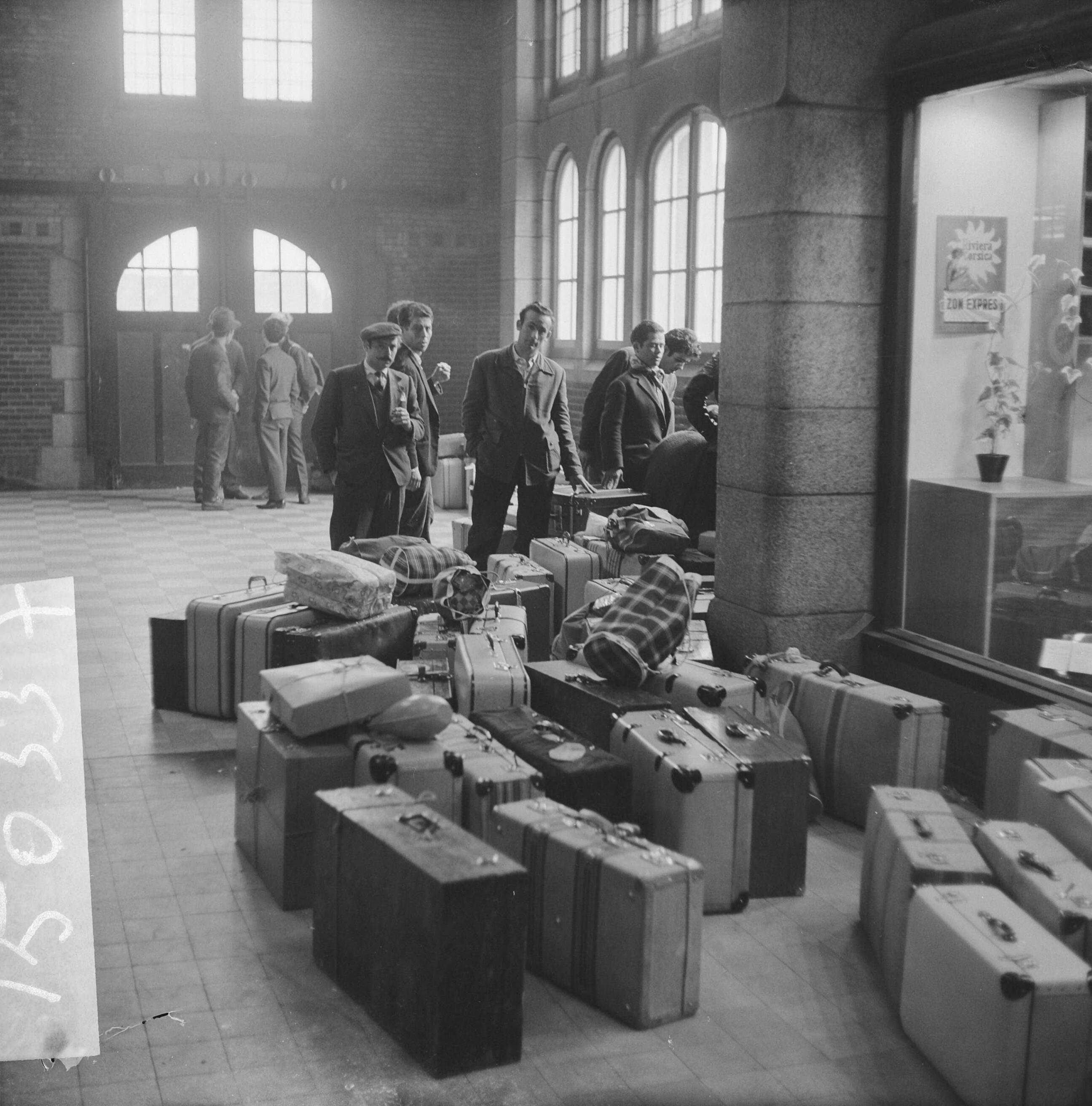 Fotocollectie Anefo — Spaanse mijnwerkers terug naar Spanje. In de hal van het station van Maastricht wachten de mijnwerkers — Foto: Nijs, Jac. de / Anefo. Licentie: Set B: Rechtenvrij / Publiek Domein. Bron: Nationaal Archief. http://hdl.handle.net/10648/aa31de56-d0b4-102d-bcf8-003048976d84