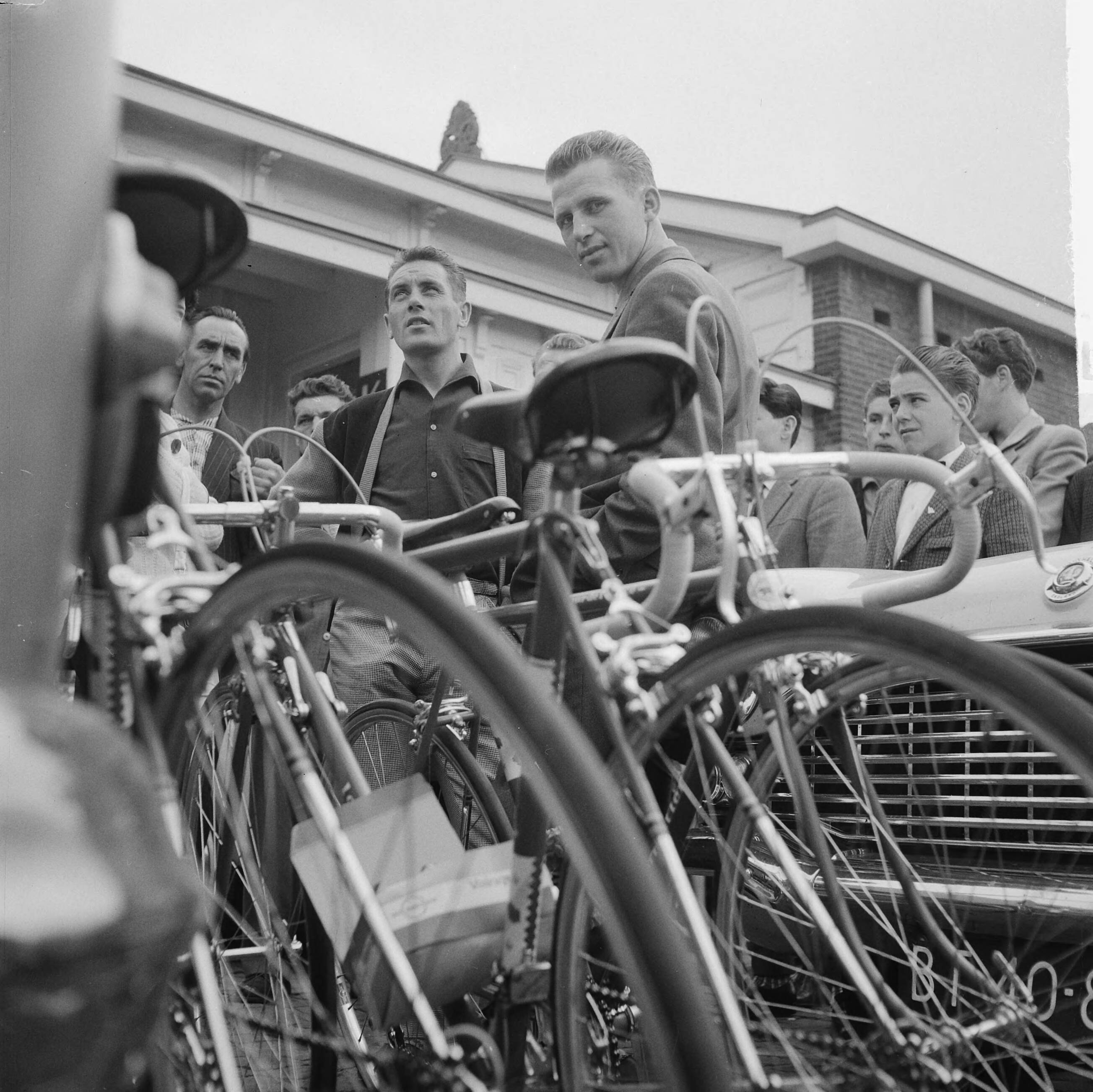 Tour de France 1961 — Vertrek Tour de France ploeg naar Frankrijk. Piet Damen en Jaap Kersten (rechts) bij de fietsen — Foto: Koch, Eric / Anefo. Licentie: Set B: Rechtenvrij / Publiek Domein. Bron: Nationaal Archief. http://hdl.handle.net/10648/a9d9a056-d0b4-102d-bcf8-003048976d84