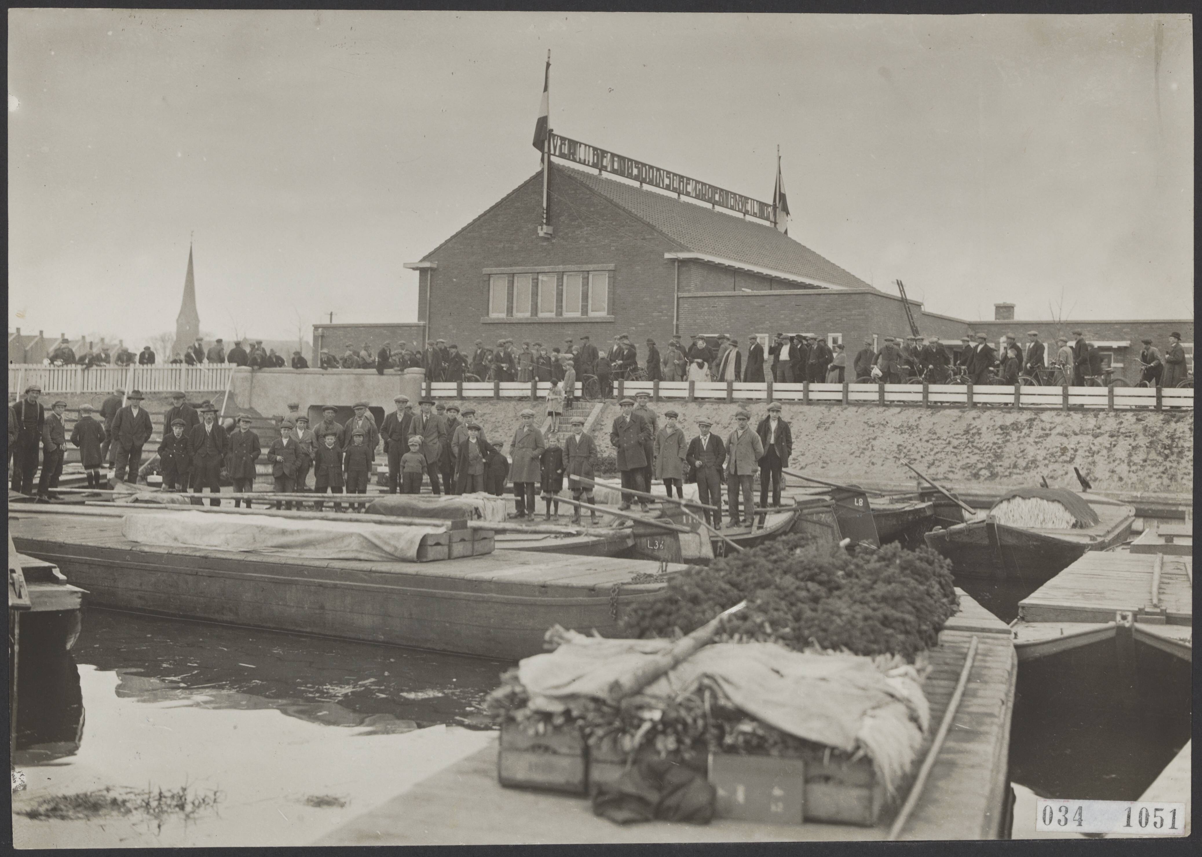 Nieuwe groenteveiling te Loosduinen — [serie: Nieuwe groenteveiling te Loosduinen] Opening nieuwe Loosduinse groenteveiling — Foto: Fotopersbureau "Holland". Licentie: Set B: Rechtenvrij / Publiek Domein. Bron: Nationaal Archief. http://hdl.handle.net/10648/ade8f4e4-d0b4-102d-bcf8-003048976d84