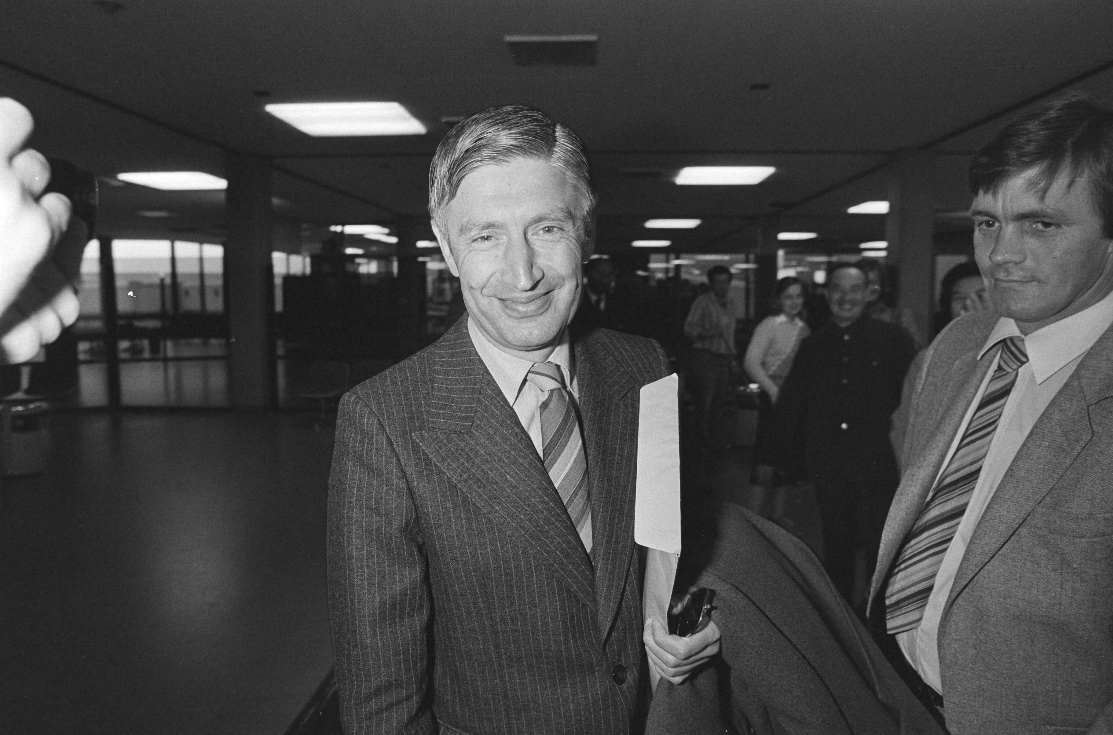 Fotocollectie Anefo — Premier Van Agt met echtgenote vertrokken naar China voor werkbezoek, Van Agt op Schiphol — Foto: Dijk, Hans van / Anefo. Licentie: Set B: Rechtenvrij / Publiek Domein. Bron: Nationaal Archief. http://hdl.handle.net/10648/acebf28a-d0b4-102d-bcf8-003048976d84