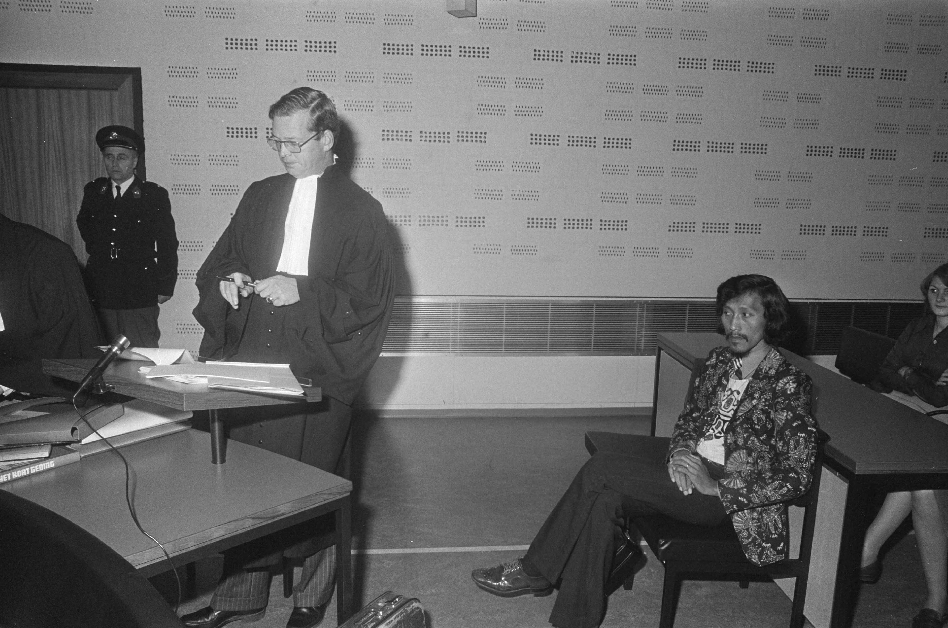 Fotocollectie Anefo — Kort geding Somohardjo tegen Staat in Den Haag ; advocaat mr. Utermark (links) en Somohardjo (rechts) — Foto: Peters, Hans / Anefo. Licentie: Set B: Rechtenvrij / Publiek Domein. Bron: Nationaal Archief. http://hdl.handle.net/10648/ac773b20-d0b4-102d-bcf8-003048976d84