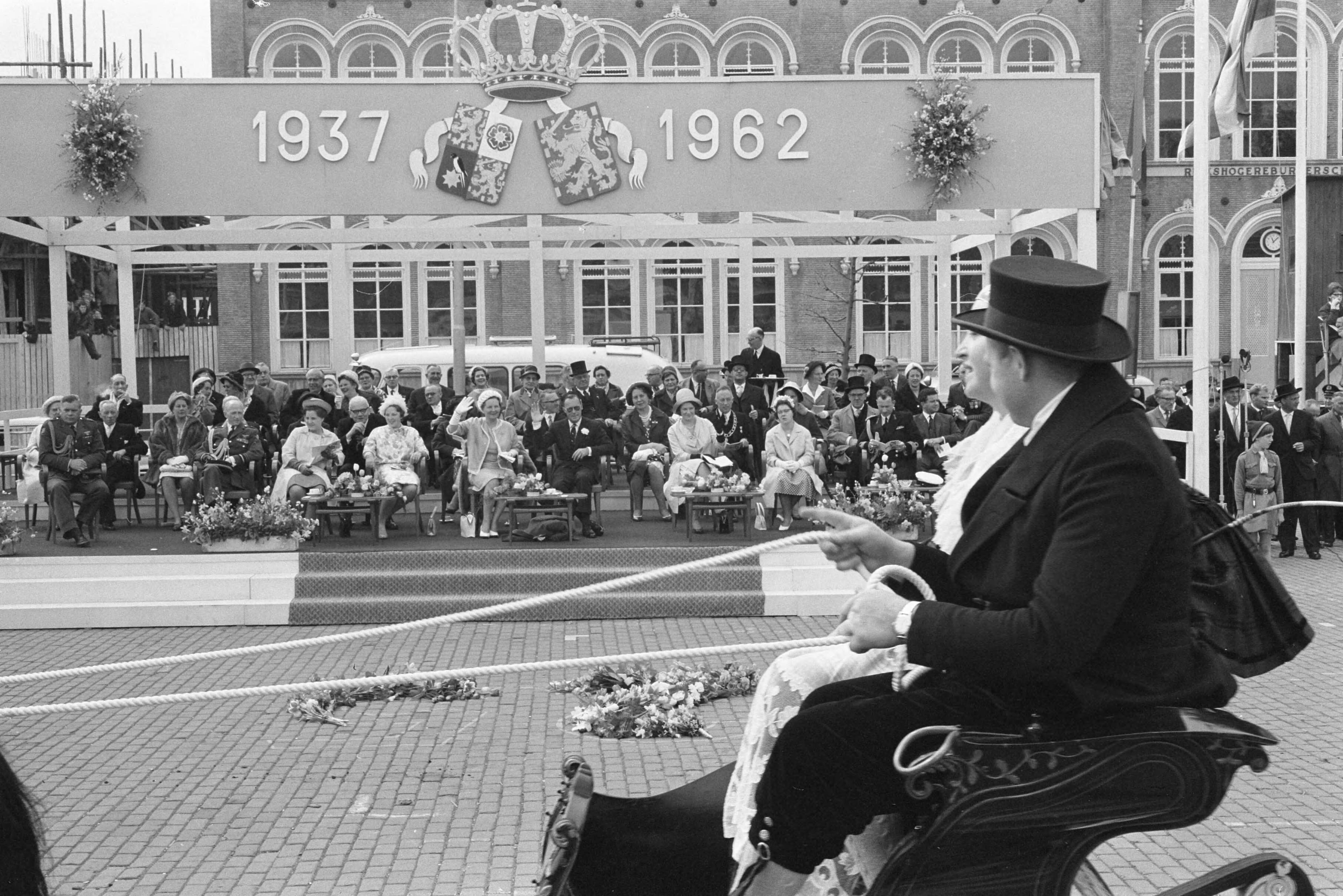 Koninklijk bezoek aan Groningen en Friesland (1962) — Koninklijk bezoek aan Leeuwarden — Foto: Pot, Harry / Anefo. Licentie: Set B: Rechtenvrij / Publiek Domein. Bron: Nationaal Archief. http://hdl.handle.net/10648/aa06ec28-d0b4-102d-bcf8-003048976d84