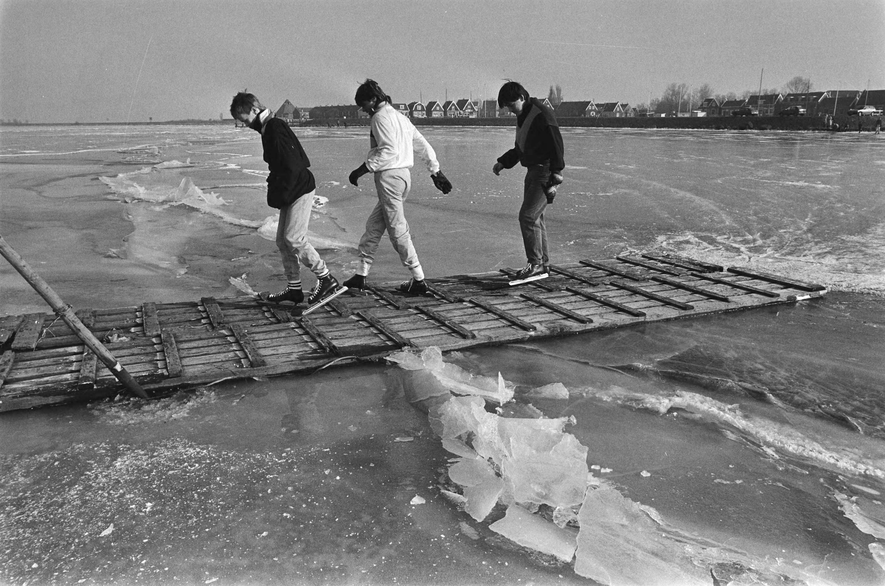 Schaatstoertochten — Tijdens toertocht Monnickendam-Marken (achtergrond) werd een breuk overbrugd door vlonders — Foto: Croes, Rob C. / Anefo. Licentie: Set B: Rechtenvrij / Publiek Domein. Bron: Nationaal Archief. http://hdl.handle.net/10648/ad4fc5f8-d0b4-102d-bcf8-003048976d84