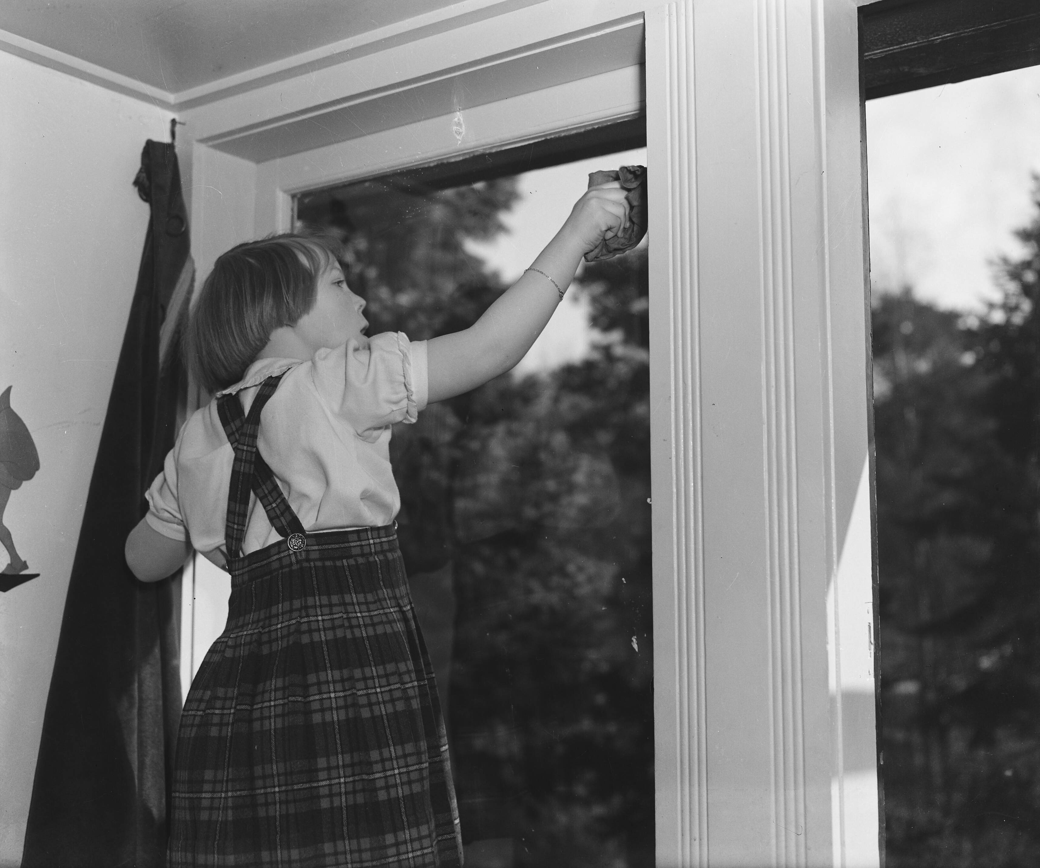 Fotocollectie Anefo — Kindergemeenschap "De Werkplaats" van Kees Boeke. [Prinses Beatrix reinigt een raam] — Foto: Breijer, Charles / Anefo. Licentie: Set B: Rechtenvrij / Publiek Domein. Bron: Nationaal Archief. http://hdl.handle.net/10648/a89a943e-d0b4-102d-bcf8-003048976d84