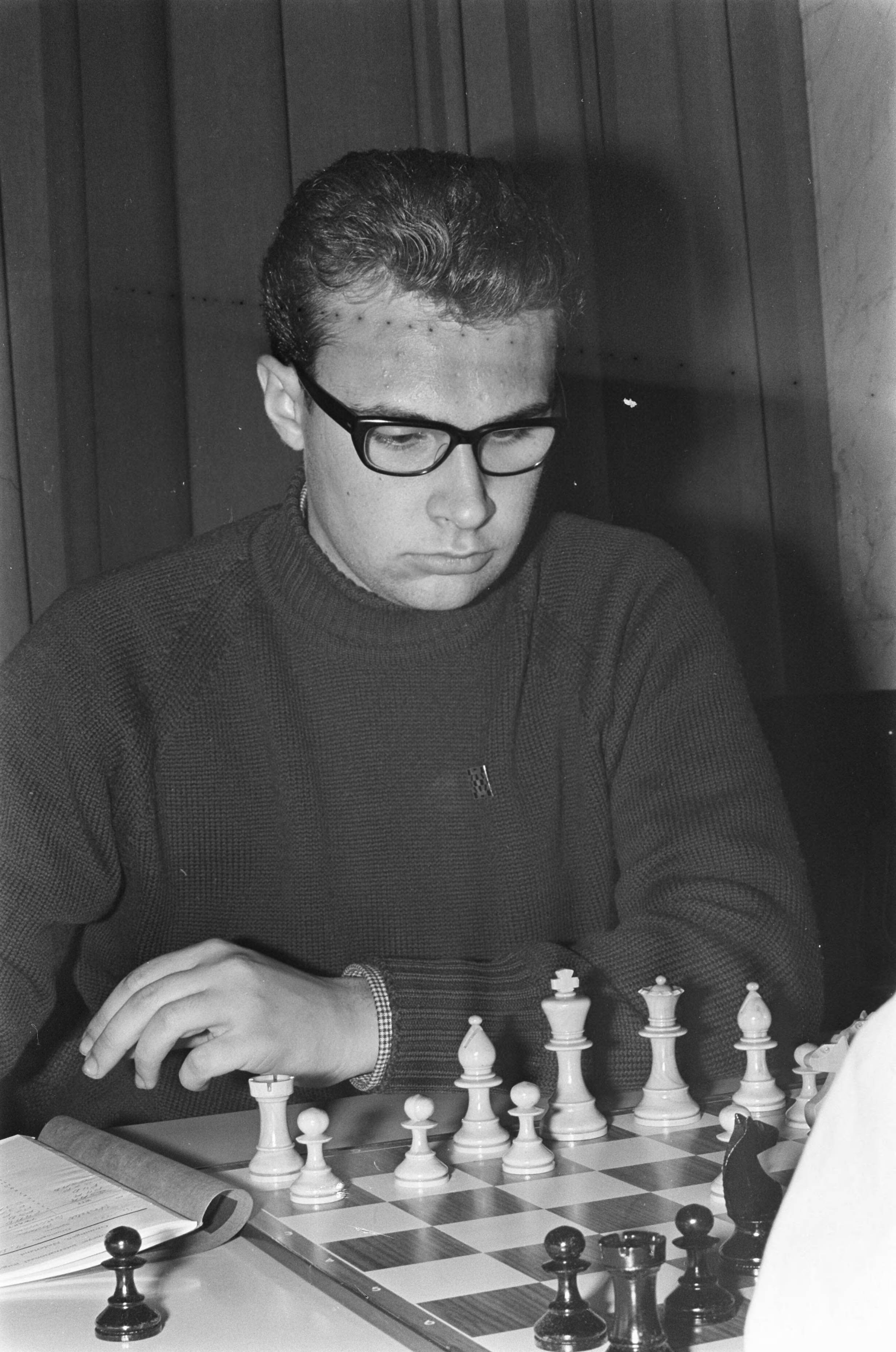 Fotocollectie Anefo — Zesde Niemeyer Jeugdschaaktoernooi te Groningen. Een speler — Foto: Nijs, Jac. de / Anefo. Licentie: Set B: Rechtenvrij / Publiek Domein. Bron: Nationaal Archief. http://hdl.handle.net/10648/ab30f22e-d0b4-102d-bcf8-003048976d84