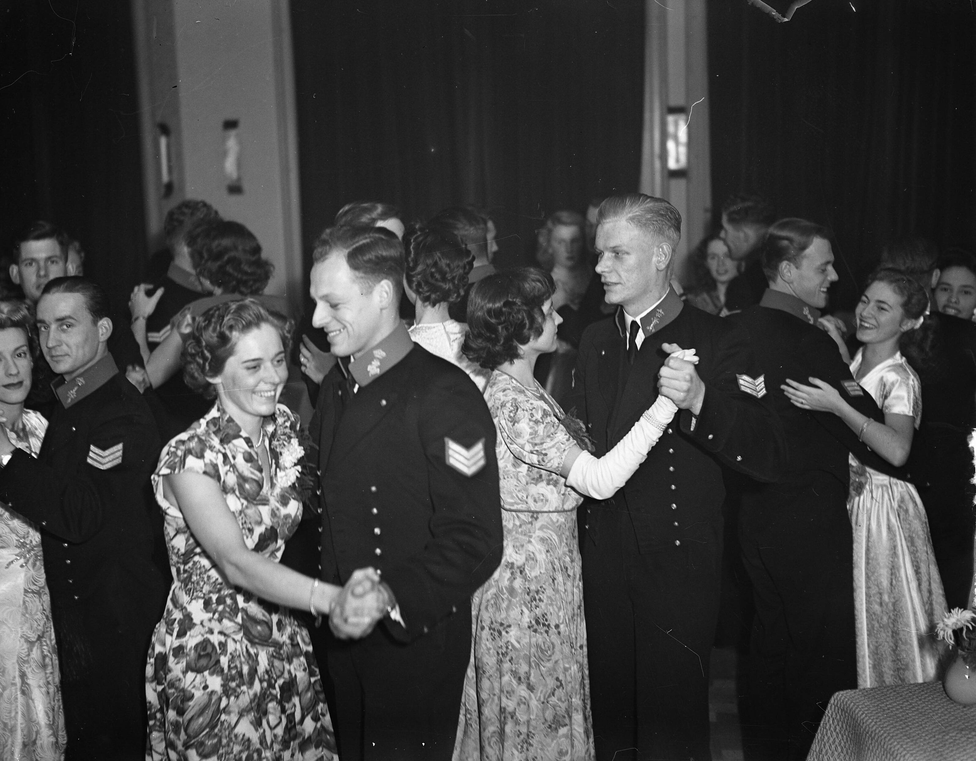 Fotocollectie Anefo — Bal adelborsten Kurhaus Scheveningen @ — Foto: Noske, J.D. / Anefo. Licentie: Set B: Rechtenvrij / Publiek Domein. Bron: Nationaal Archief. http://hdl.handle.net/10648/a8c17888-d0b4-102d-bcf8-003048976d84