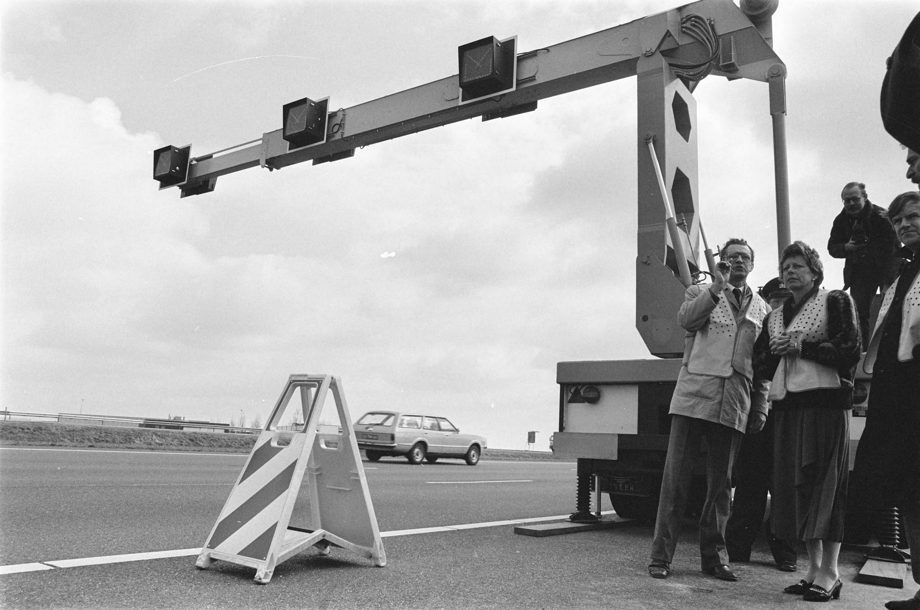 Minister Kroes van Verkeer en Waterstaat stelt langs de A12 de nieuwste mobiele rijstrook signalering in werking — Kroes, Neelie|Reeuwijk|Zuid-Holland|snelwegen |straatmeubilair |wegwerkzaamheden |ministers |verkeer — Foto: Croes, Rob C. / Anefo. Licentie: Set B: Rechtenvrij / Publiek Domein. Bron: Nationaal Archief. http://hdl.handle.net/10648/ad522000-d0b4-102d-bcf8-003048976d84