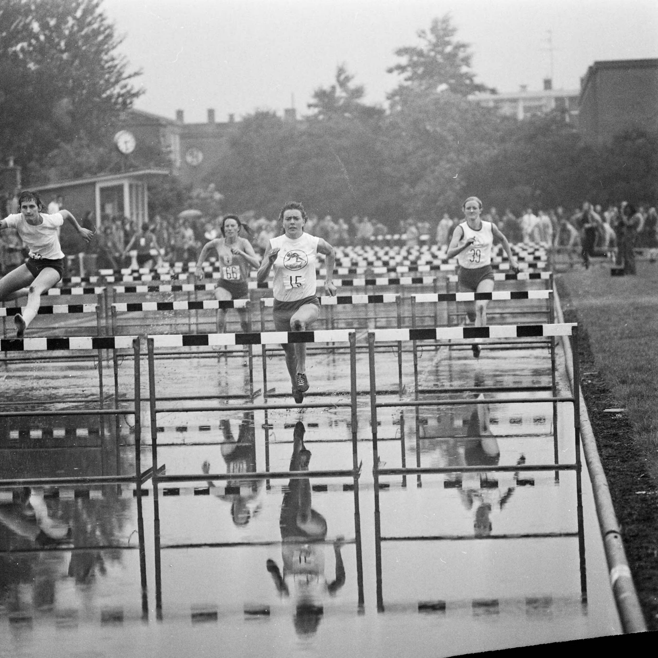Fotocollectie Anefo — Nederlandse Atletiekkampioenschappen te Den Haag in de regen, Mieke van Wissen-Sterk (15) in aktie op 80 meter horden — Foto: Mieremet, Rob / Anefo. Licentie: Set B: Rechtenvrij / Publiek Domein. Bron: Nationaal Archief. http://hdl.handle.net/10648/ac31ac54-d0b4-102d-bcf8-003048976d84