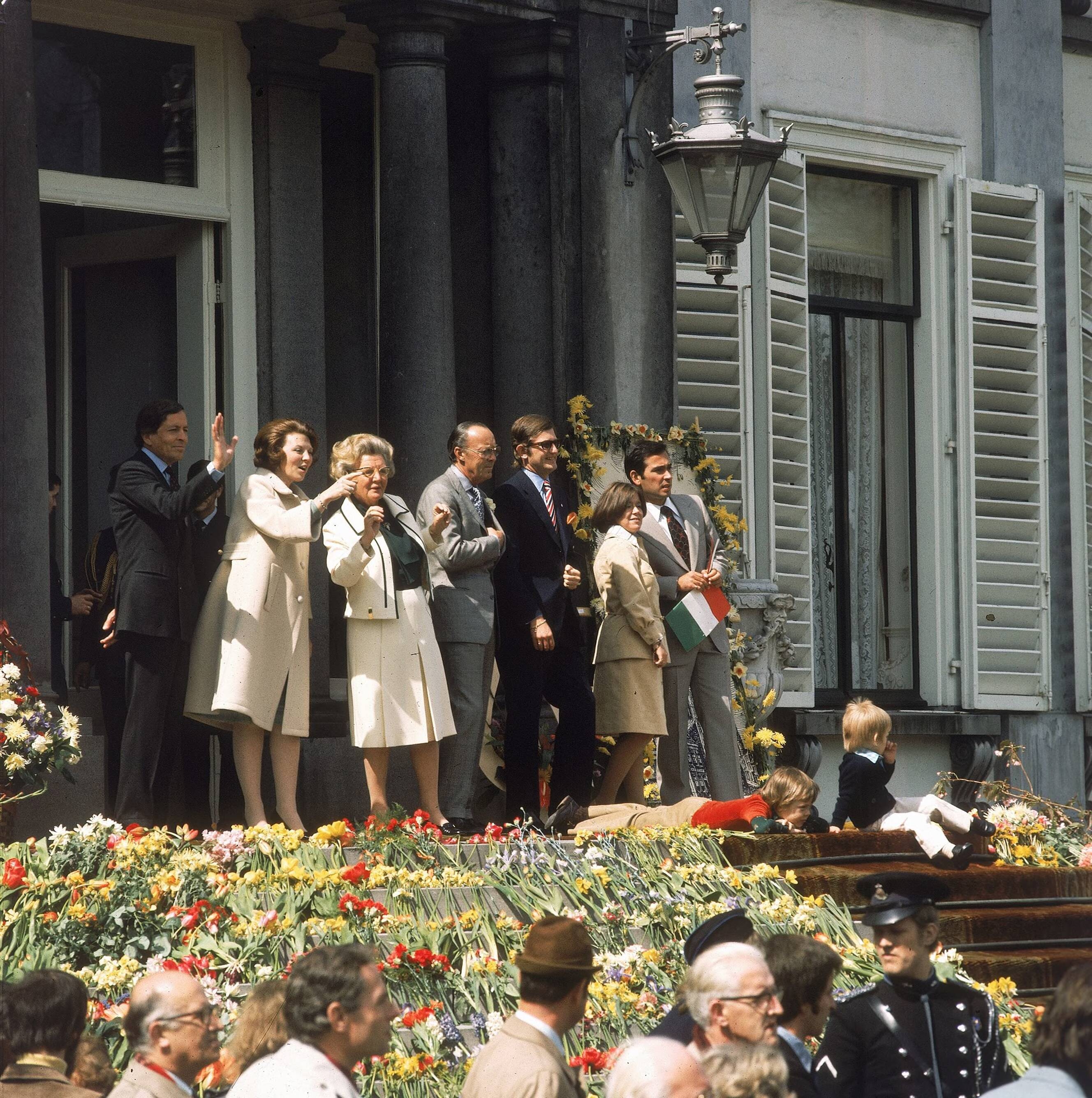 Fotocollectie RVD / Koninklijk Huis — Verjaardag koningin Juliana. Met kinderen en kleinkinderen op bordes paleis Soestdijk: koningin Juliana, prins Bernhard, prinses Beatix, prins Claus, mr. Pieter van Vollenhoven, prinses Christina, Jorge Guillermo en de prinsen Constantijn en Pieter-Christiaan, 30 april 1975 — Foto: Fotograaf Onbekend / Anefo. Licentie: Set B: Rechtenvrij / Publiek Domein. Bron: Nationaal Archief. http://hdl.handle.net/10648/afb471d6-d0b4-102d-bcf8-003048976d84