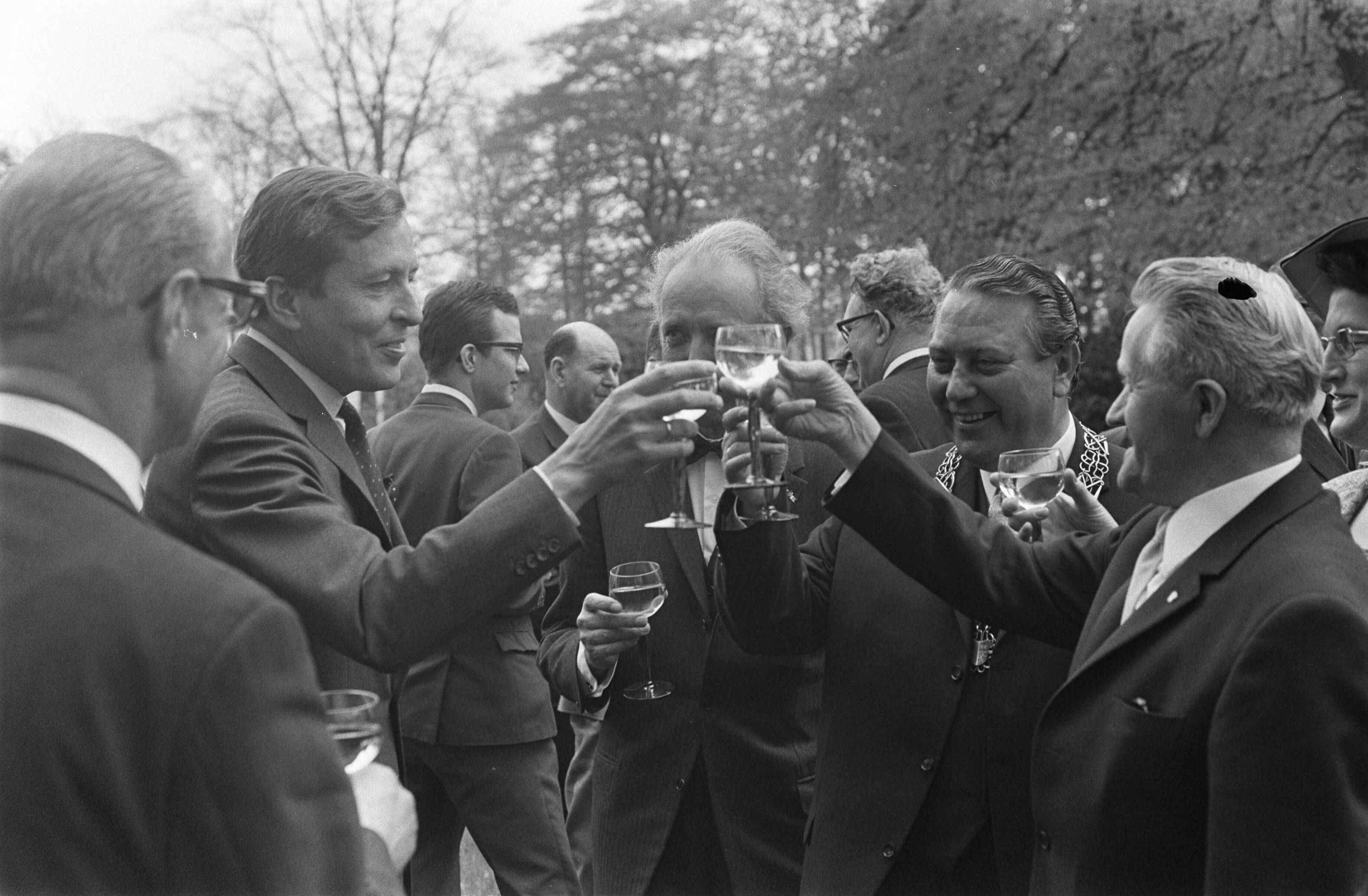 Fotocollectie Anefo — HKH Prins Claus opent de 22e "Werktuigendagen" te Liempde Prins Claus tijdens rondgang — Foto: Mieremet, Rob / Anefo. Licentie: Set B: Rechtenvrij / Publiek Domein. Bron: Nationaal Archief. http://hdl.handle.net/10648/ab6844e0-d0b4-102d-bcf8-003048976d84