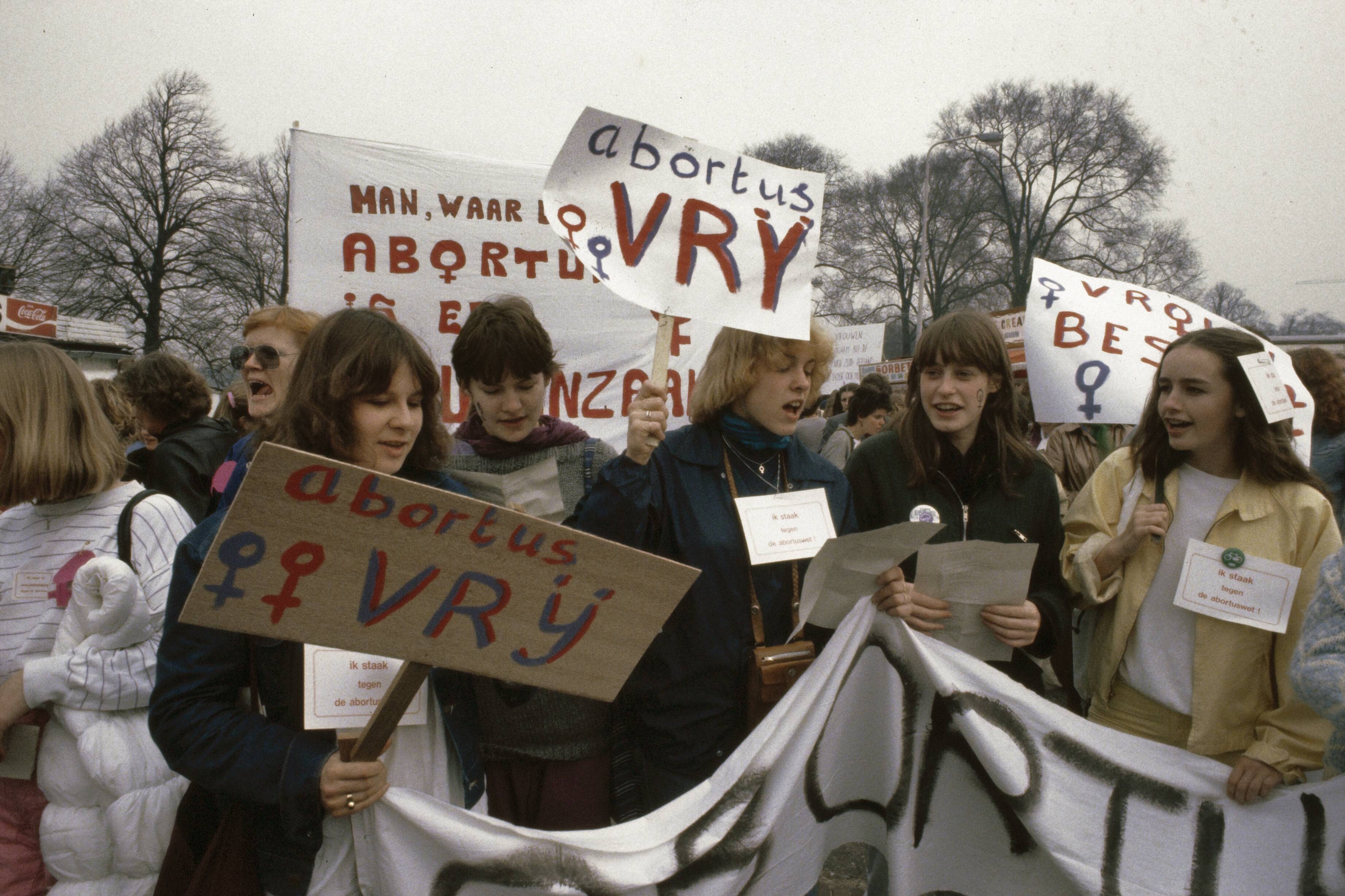 Fotocollectie Anefo — Landelijke vrouwenstakingsdag ( Den Haag ); demonstratie met borden en spandoeken onderweg in Den Haag — Foto: Dijk, Hans van / Anefo. Licentie: Set B: Rechtenvrij / Publiek Domein. Bron: Nationaal Archief. http://hdl.handle.net/10648/ad8a6316-d0b4-102d-bcf8-003048976d84