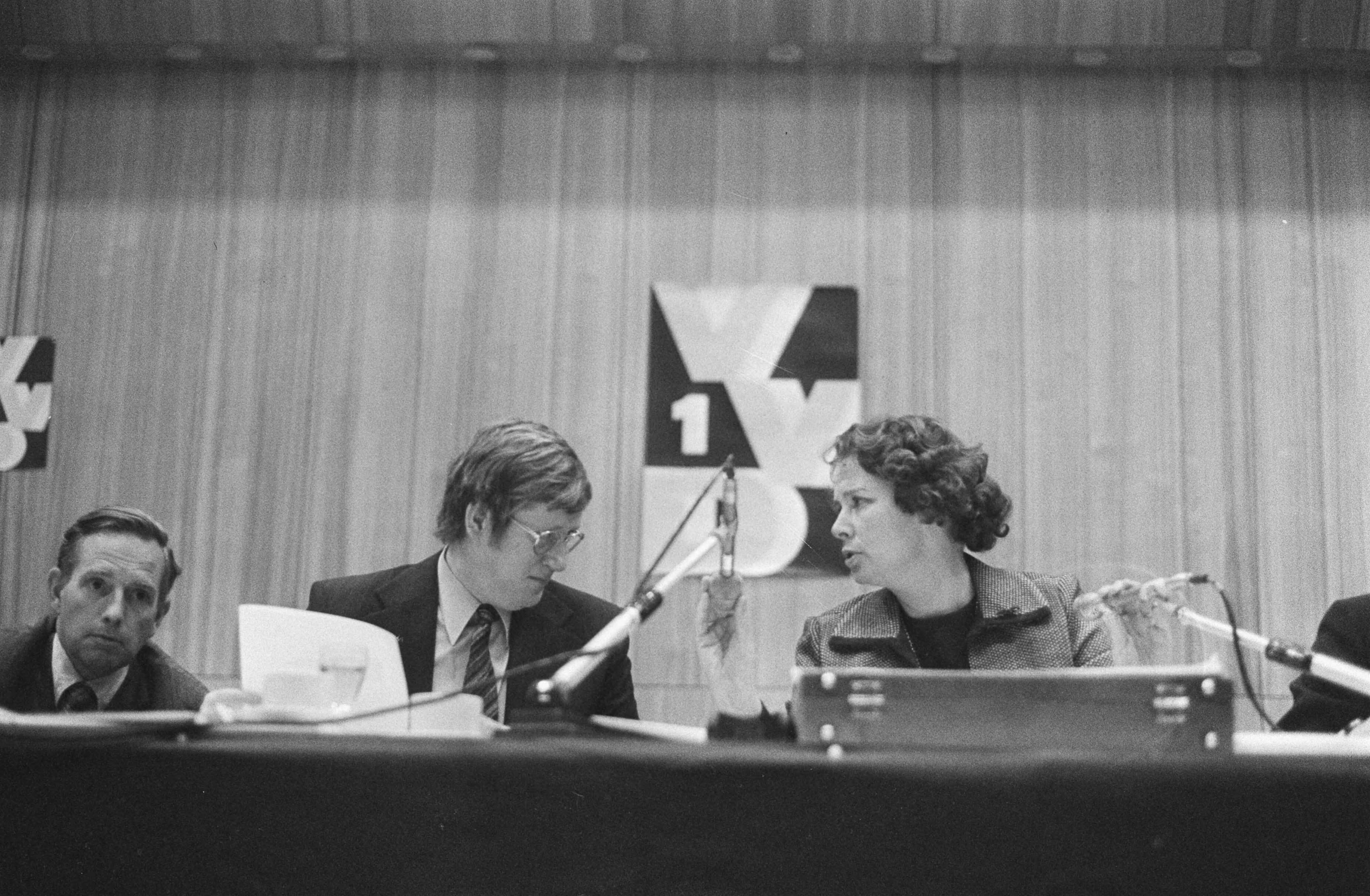 Fotocollectie Anefo — Algemene ledenvergadering VVD in Breda, Wiegel met sigaar Wiegel en voorzitter Van Someren Downer — Foto: Peters, Hans / Anefo. Licentie: Set B: Rechtenvrij / Publiek Domein. Bron: Nationaal Archief. http://hdl.handle.net/10648/ad7a030e-d0b4-102d-bcf8-003048976d84