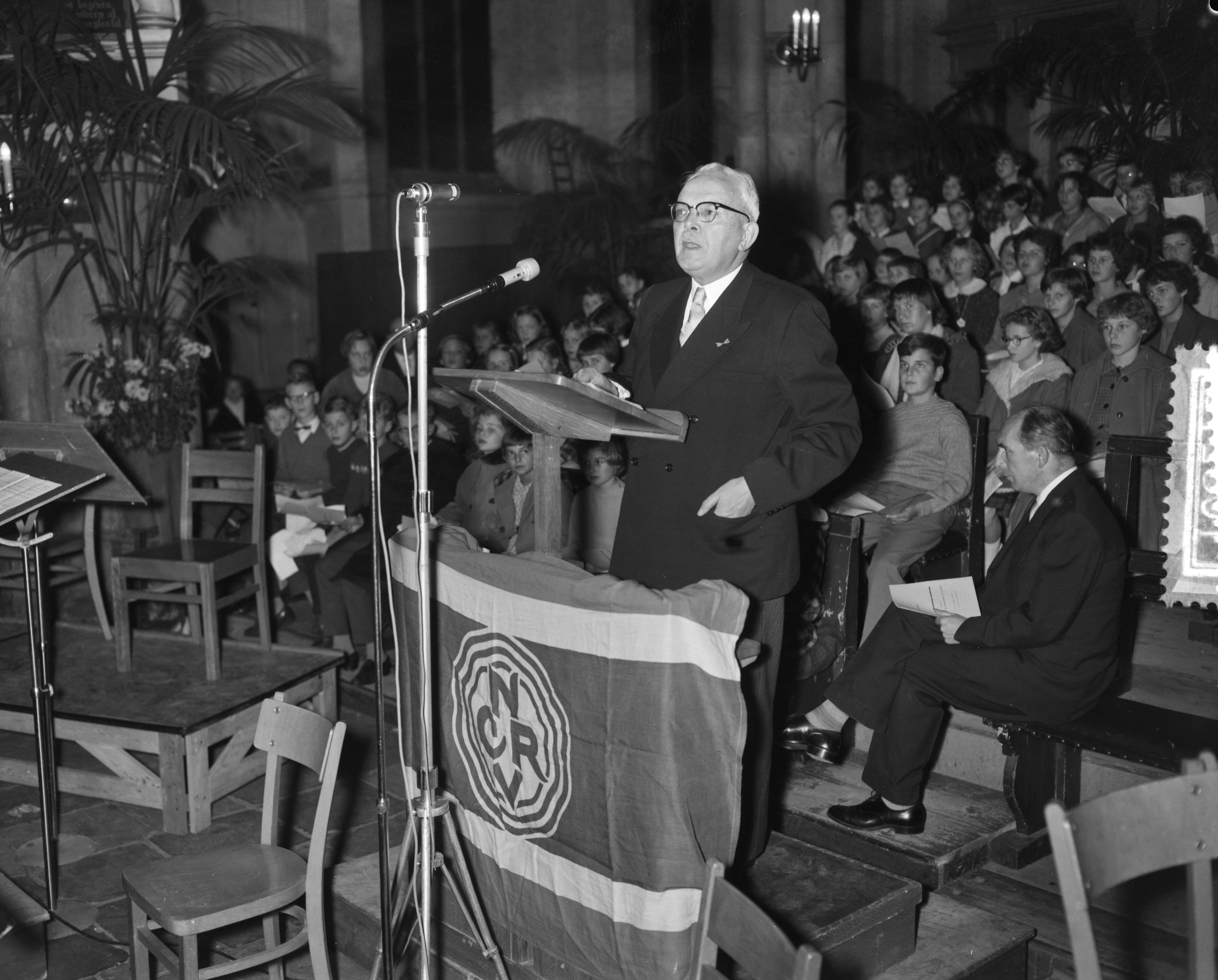 Fotocollectie Anefo — Herdenking van het 35-jarig bestaan van de NCRV in de Buurtkerk te Utrecht. Herdenkingsrede door de voorzitter mr. A.B. Roosjen — Foto: Bilsen, Joop van / Anefo. Licentie: Set B: Rechtenvrij / Publiek Domein. Bron: Nationaal Archief. http://hdl.handle.net/10648/a9a23b34-d0b4-102d-bcf8-003048976d84