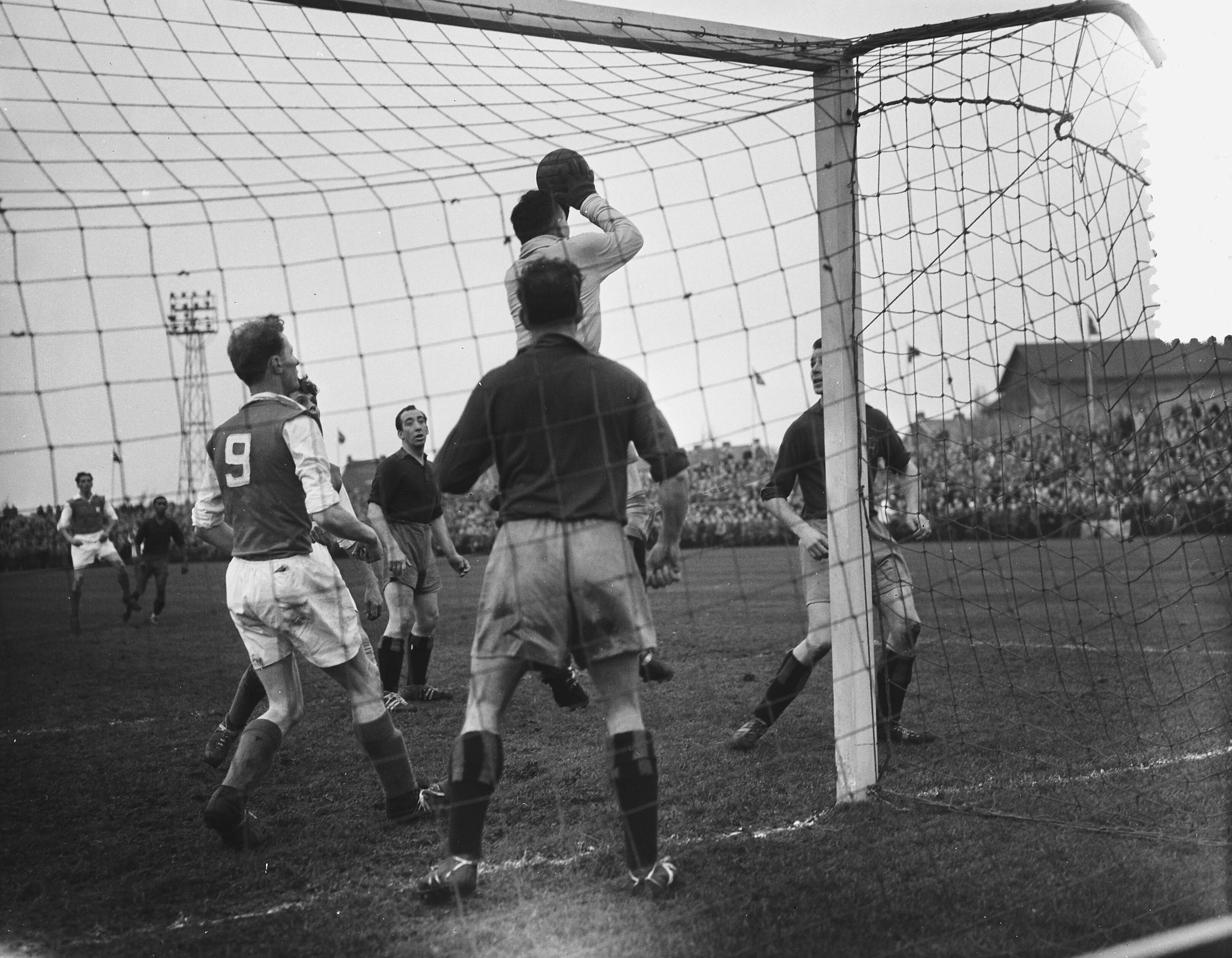 Fotocollectie Anefo — Voetbal. Haarlem tegen Alkmaar 2-1. Spelmoment — Foto: Bilsen, Joop van / Anefo. Licentie: Set B: Rechtenvrij / Publiek Domein. Bron: Nationaal Archief. http://hdl.handle.net/10648/a92d9d60-d0b4-102d-bcf8-003048976d84
