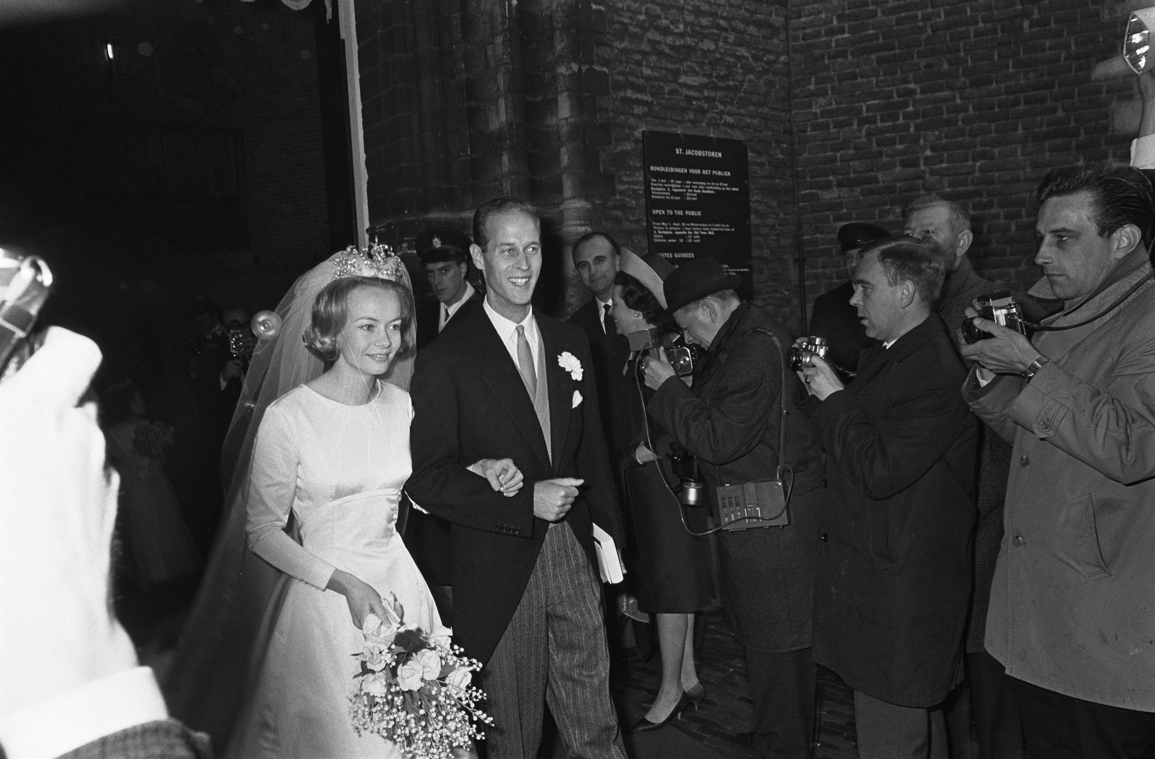 Huwelijk prins Karl von Hessen en gravin Yvonne Szapary in Den Haag — Het bruidspaar verlaat de kerk — Foto: Fotograaf Onbekend / Anefo. Licentie: Set B: Rechtenvrij / Publiek Domein. Bron: Nationaal Archief. http://hdl.handle.net/10648/aae600c0-d0b4-102d-bcf8-003048976d84