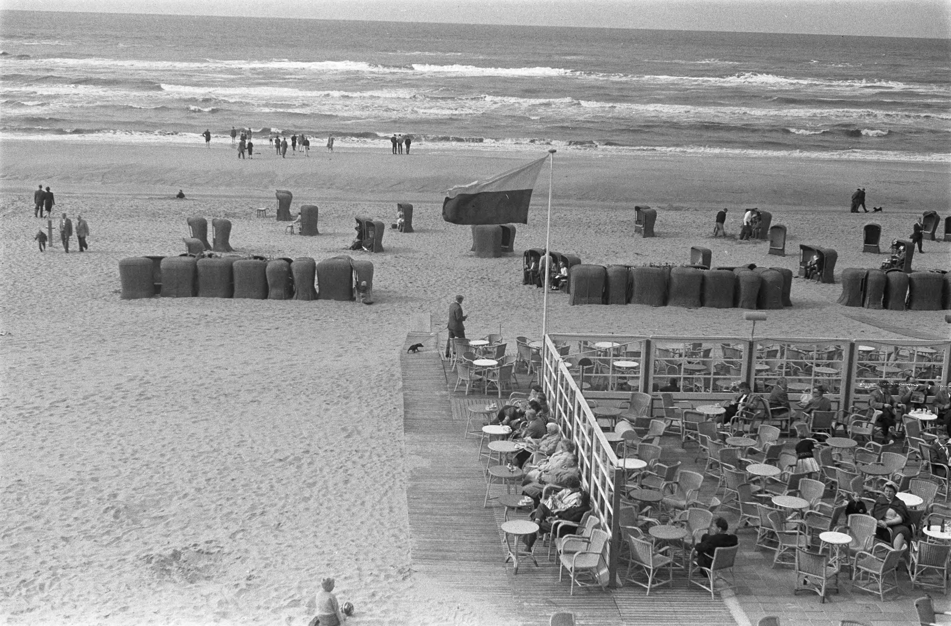 Fotocollectie Anefo — Zandvoort geniet van het mooie herfstweer — Foto: Sterling, […] / Anefo. Licentie: Set B: Rechtenvrij / Publiek Domein. Bron: Nationaal Archief. http://hdl.handle.net/10648/a99e80b6-d0b4-102d-bcf8-003048976d84