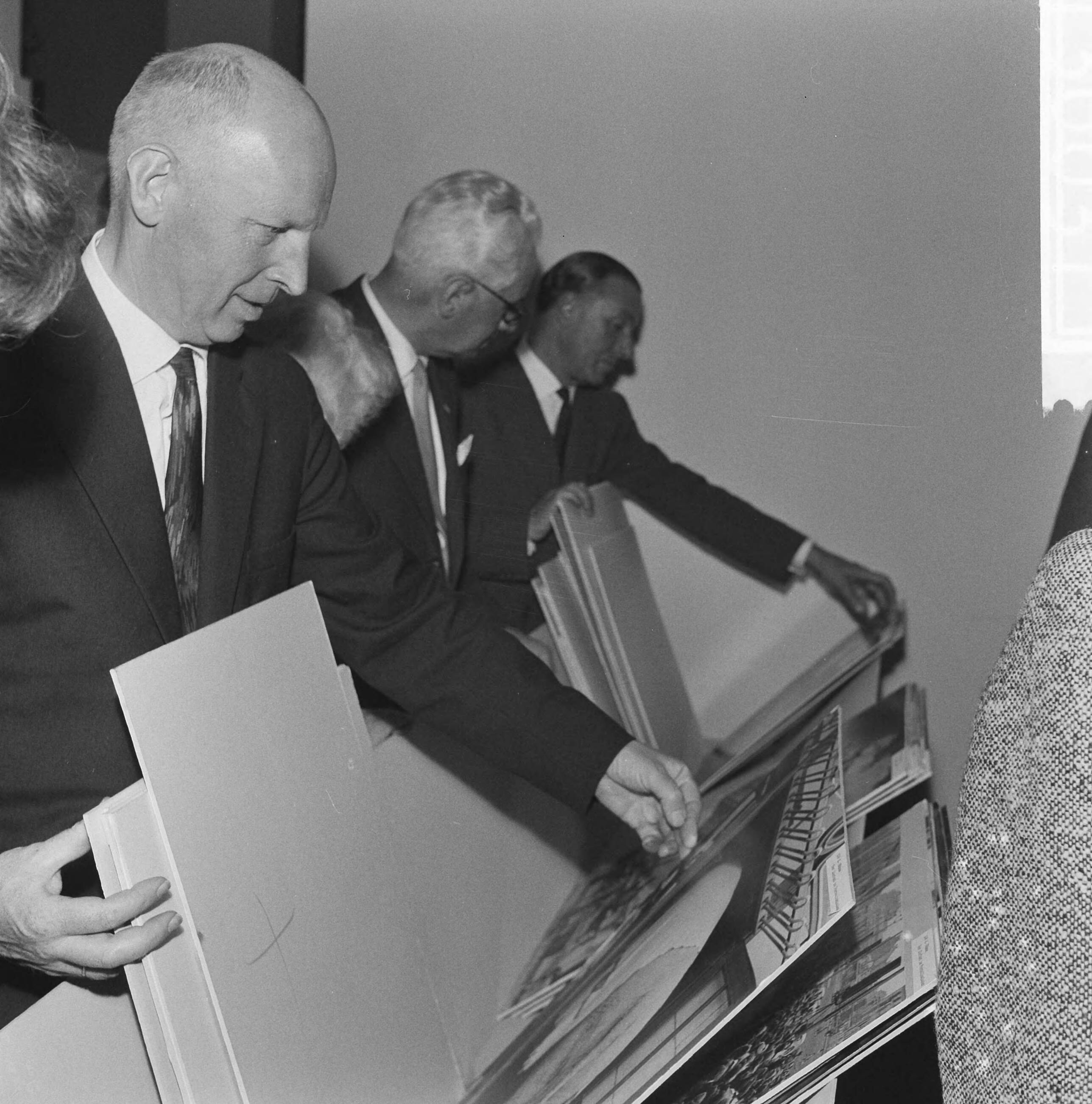 Fotocollectie Anefo — Opening World Press Photo 1961. Tijdens rondgang — Foto: Nijs, Jac. de / Anefo. Licentie: Set B: Rechtenvrij / Publiek Domein. Bron: Nationaal Archief. http://hdl.handle.net/10648/a9e4e1b4-d0b4-102d-bcf8-003048976d84