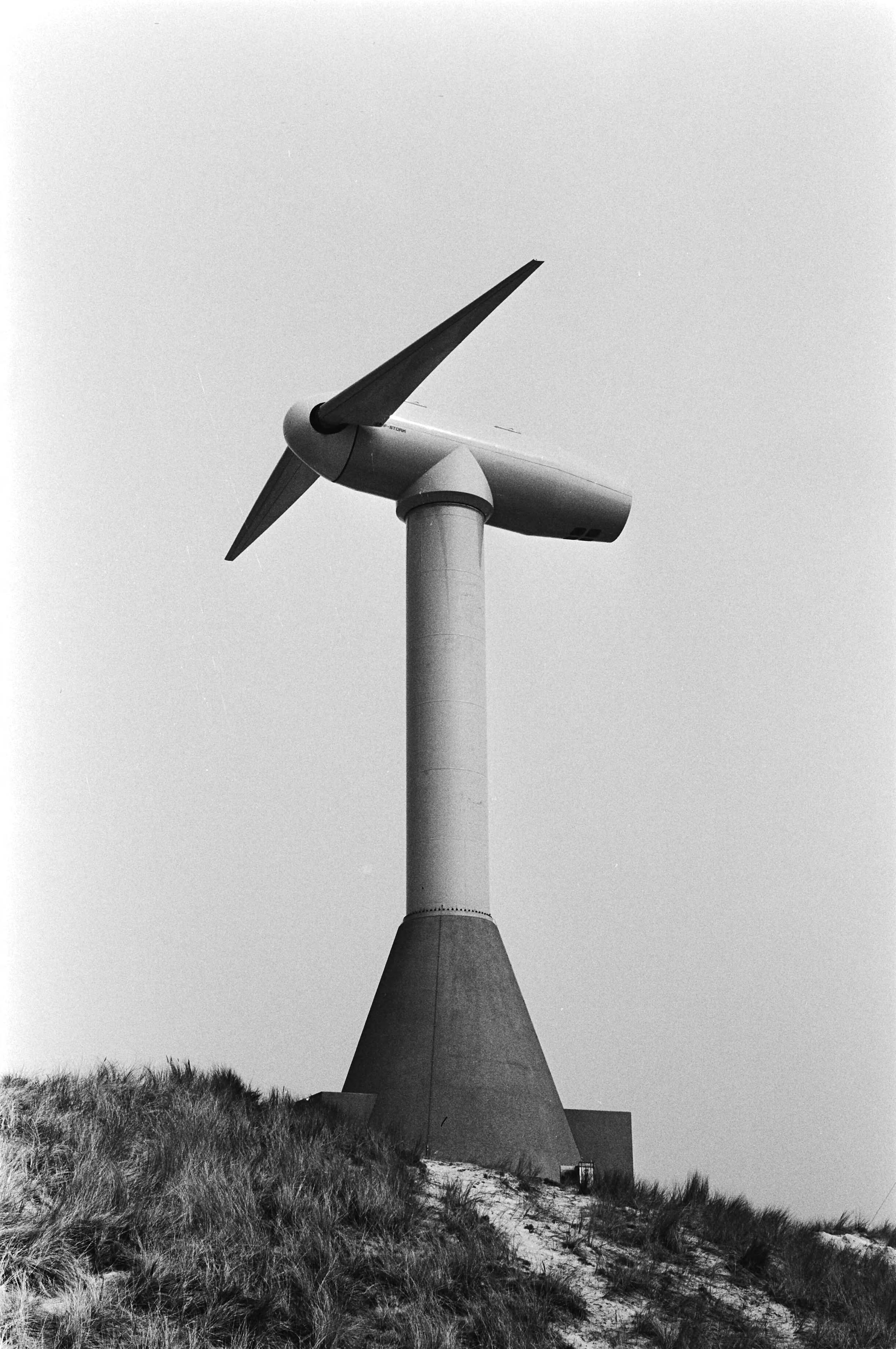 Fotocollectie Anefo — Enorme windmolen in Petten — Foto: Antonisse, Marcel / Anefo. Licentie: Set B: Rechtenvrij / Publiek Domein. Bron: Nationaal Archief. http://hdl.handle.net/10648/acf8ea76-d0b4-102d-bcf8-003048976d84