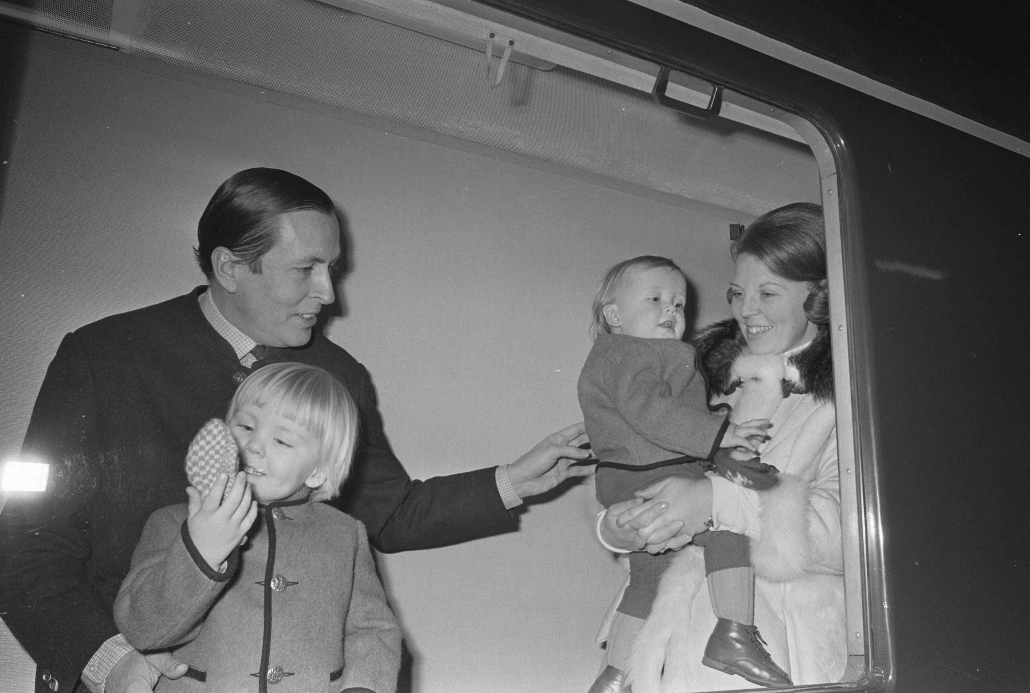 Fotocollectie Anefo — Prinses Beatrix , prins Claus en de drie kinderen vertrekken naar Lech voor wintersport vanuit Baarn met de trein. Claus, Willem Alexander , Beatrix en Johan — Foto: Evers, Joost / Anefo. Licentie: Set B: Rechtenvrij / Publiek Domein. Bron: Nationaal Archief. http://hdl.handle.net/10648/ab9027a8-d0b4-102d-bcf8-003048976d84