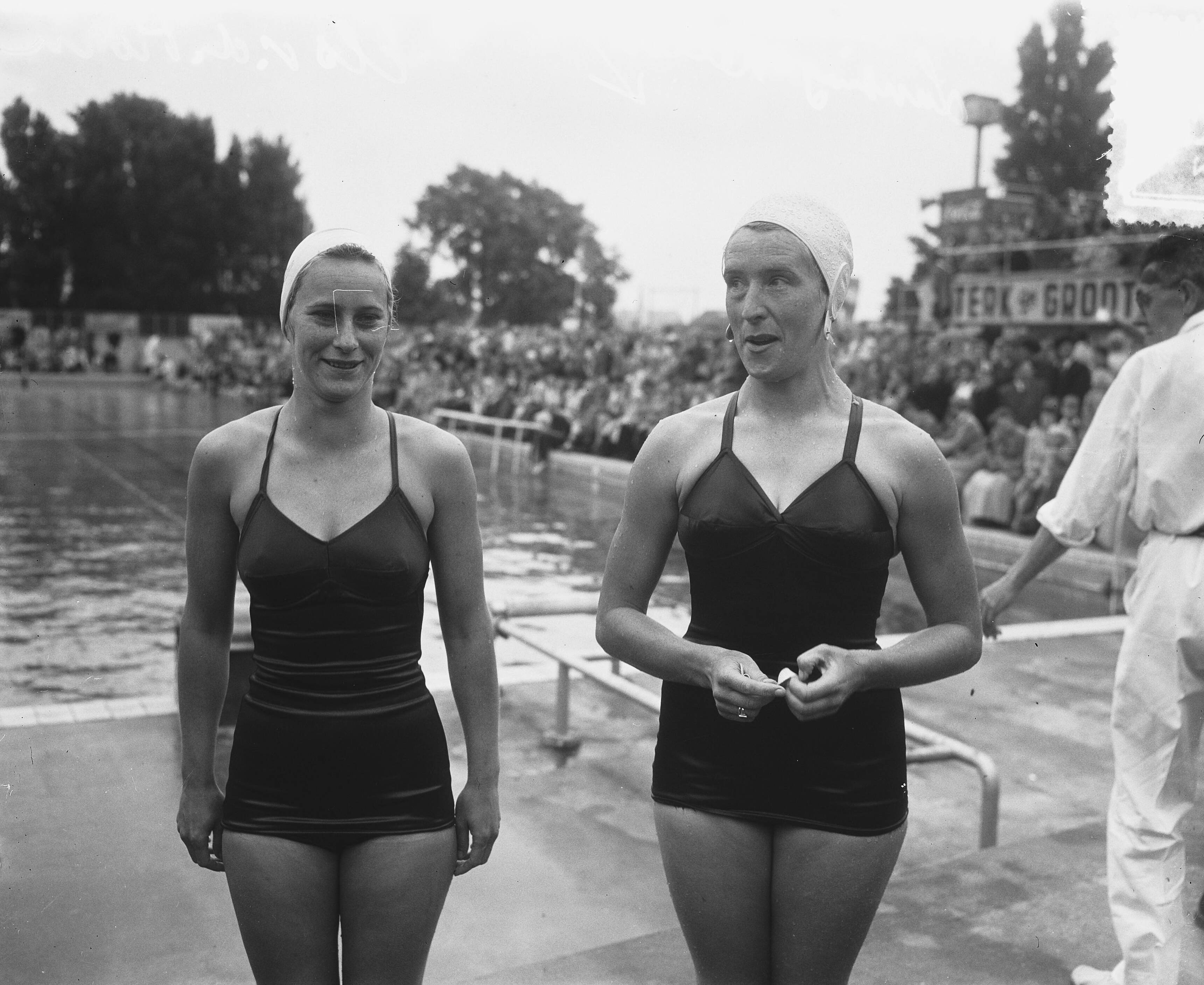 Portretten geselecteerden Olympische Spelen Helsinki (1952) — Selectiewedstrijden Olympische Zwemploeg in Stoop's bad bij Haarlem. Schoonspringsters Els van de Horn (links) en Leny Lanting-Keller — Foto: Pot, Harry / Anefo. Licentie: Set B: Rechtenvrij / Publiek Domein. Bron: Nationaal Archief. http://hdl.handle.net/10648/a8fb69d0-d0b4-102d-bcf8-003048976d84