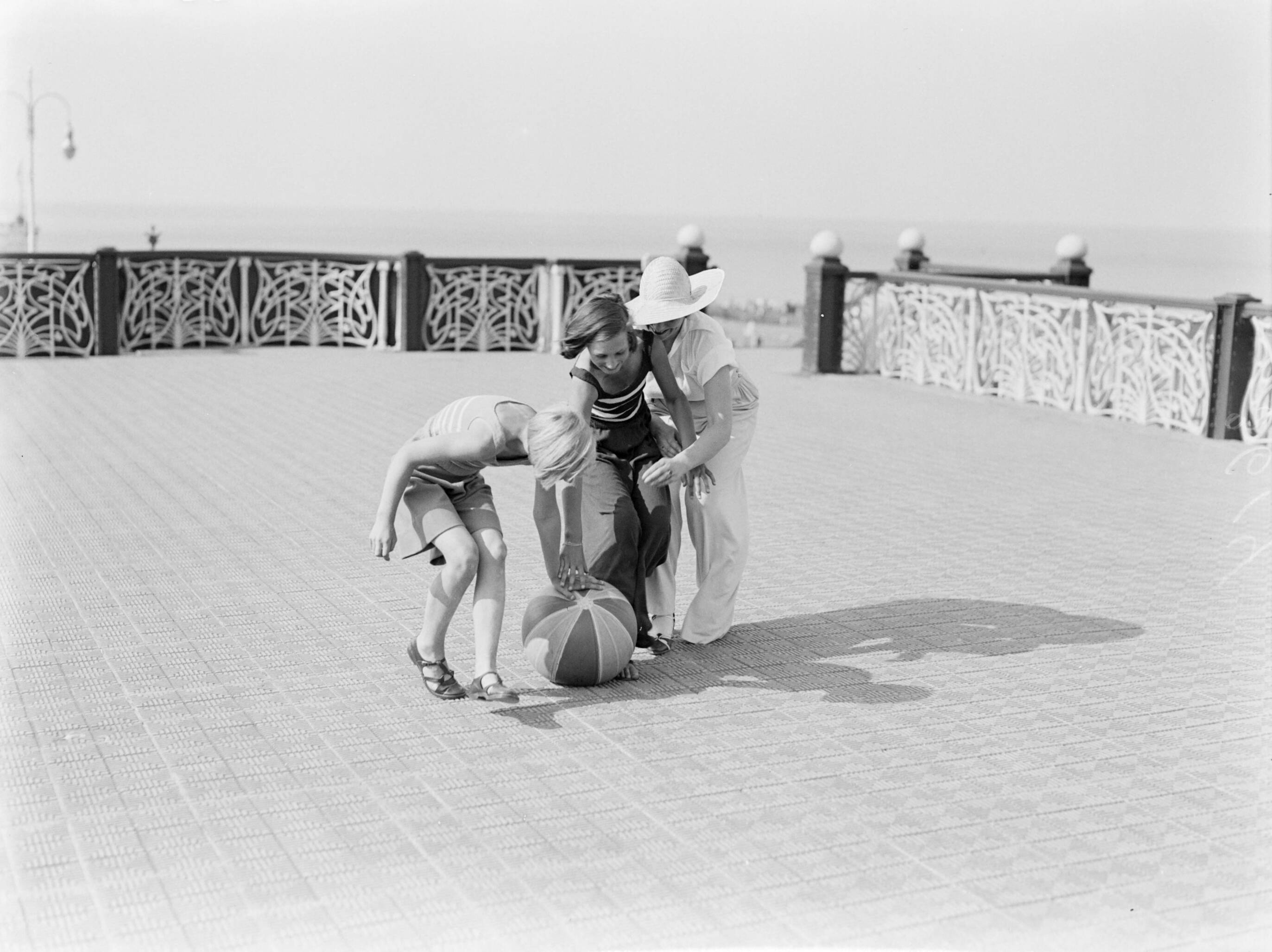 Scheveningen. — Van de Polls vrouw Nell Langlais en zijn stiefdochters Renée en Hans aan de boulevard van Scheveningen — Foto: Poll, Willem van de. Licentie: Set B: Rechtenvrij / Publiek Domein. Bron: Nationaal Archief. http://hdl.handle.net/10648/ae9b2592-d0b4-102d-bcf8-003048976d84