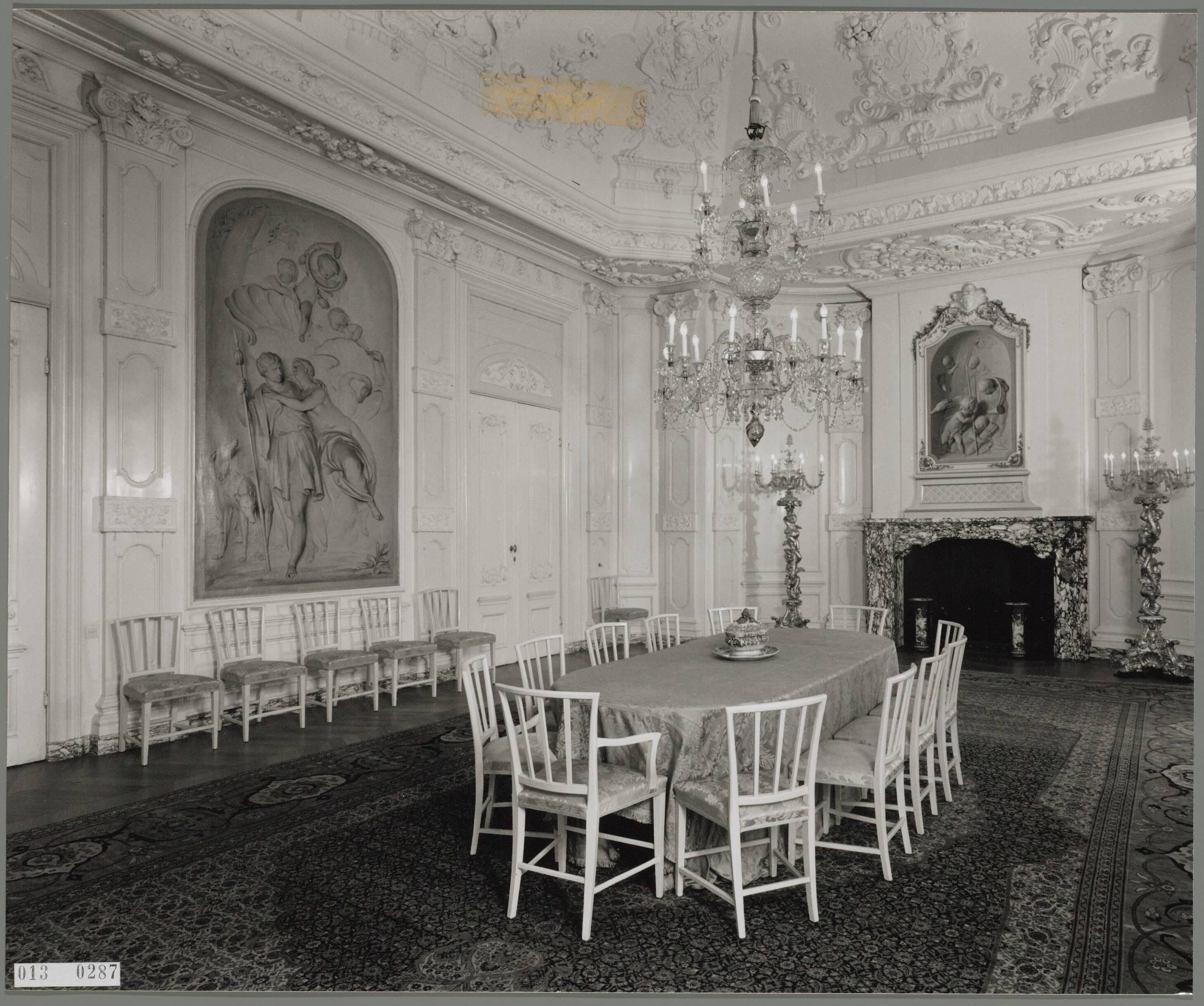 Paleis Huis ten Bosch te Den Haag — De witte eetzaal — Foto: Hofmeester, Bart / RVD. Licentie: Set B: Rechtenvrij / Publiek Domein. Bron: Nationaal Archief. http://hdl.handle.net/10648/afa86b2a-d0b4-102d-bcf8-003048976d84