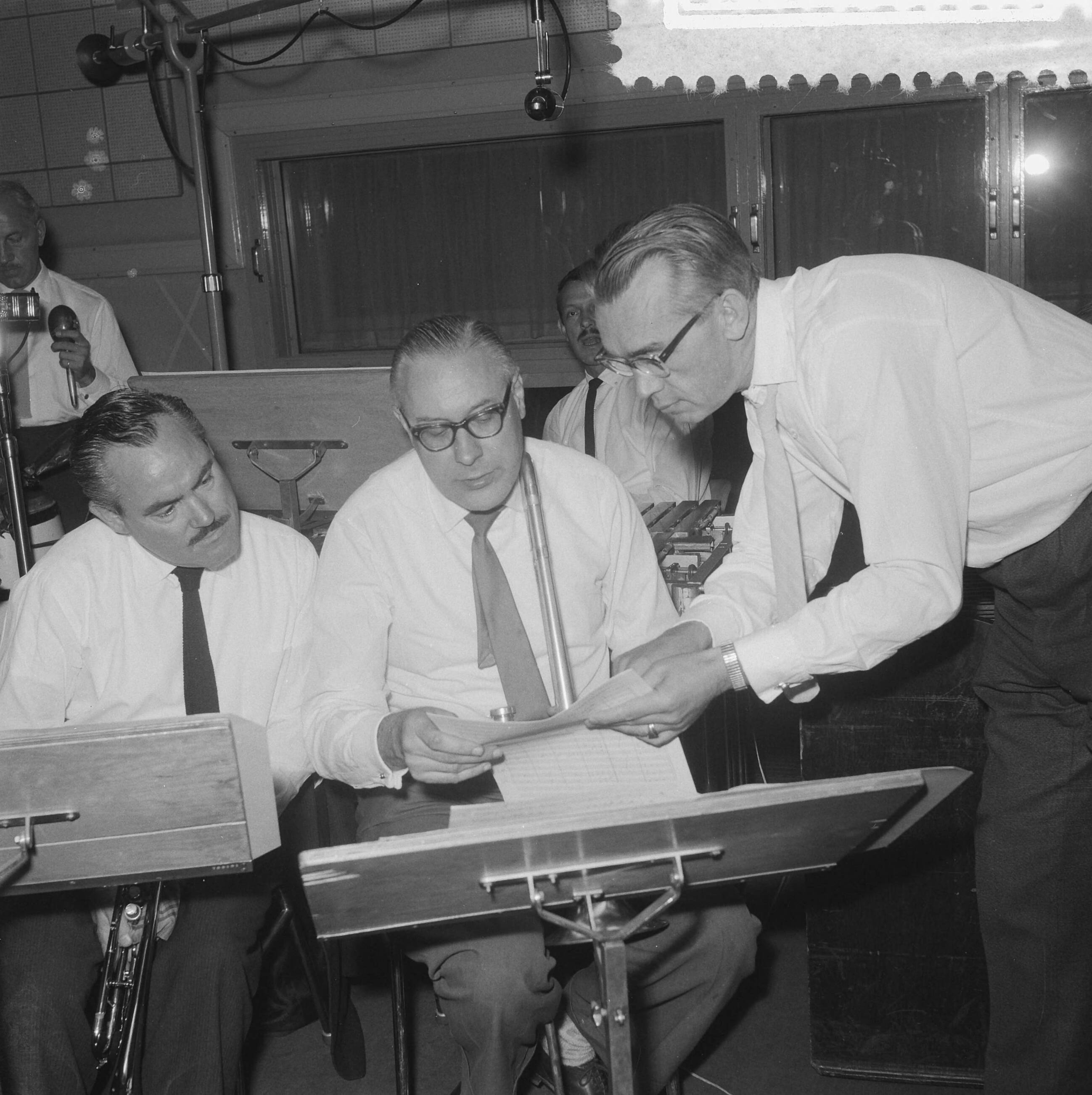 Fotocollectie Anefo — Repetitie van de "Kapelmeesterskapel" onder leiding van G. Nieuwland, vlnr. Willy Schobben, Pi Scheffer en G. Nieuwland — Foto: Noske, J.D. / Anefo. Licentie: Set B: Rechtenvrij / Publiek Domein. Bron: Nationaal Archief. http://hdl.handle.net/10648/a9a00454-d0b4-102d-bcf8-003048976d84