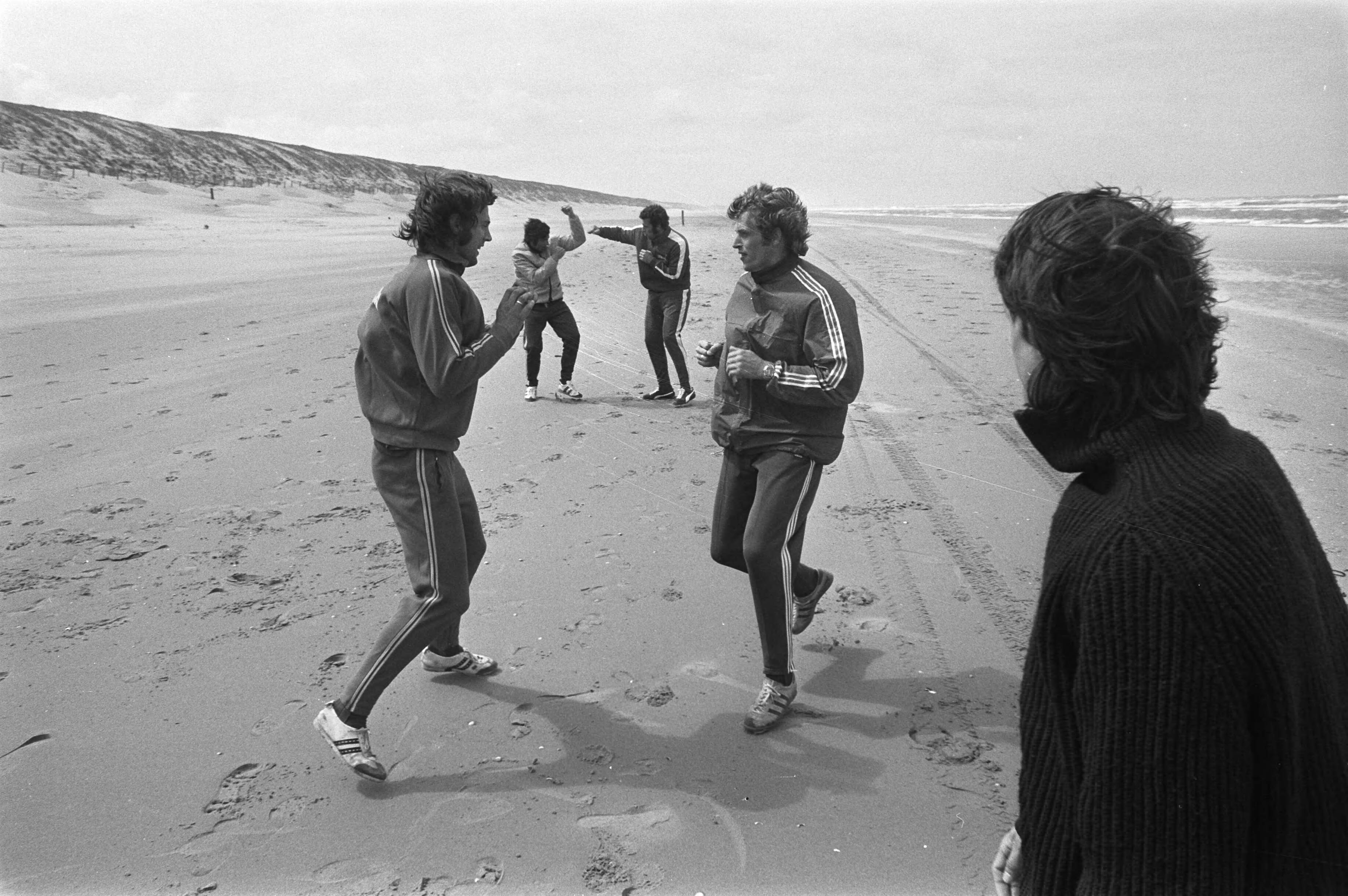 Ajax in Wassenaar als voorbereiding op de Europacup I finale tegen Inter Milaan — De spelers tijdens de training op het strand — Foto: Fotograaf Onbekend / Anefo. Licentie: Set B: Rechtenvrij / Publiek Domein. Bron: Nationaal Archief. http://hdl.handle.net/10648/abeae508-d0b4-102d-bcf8-003048976d84