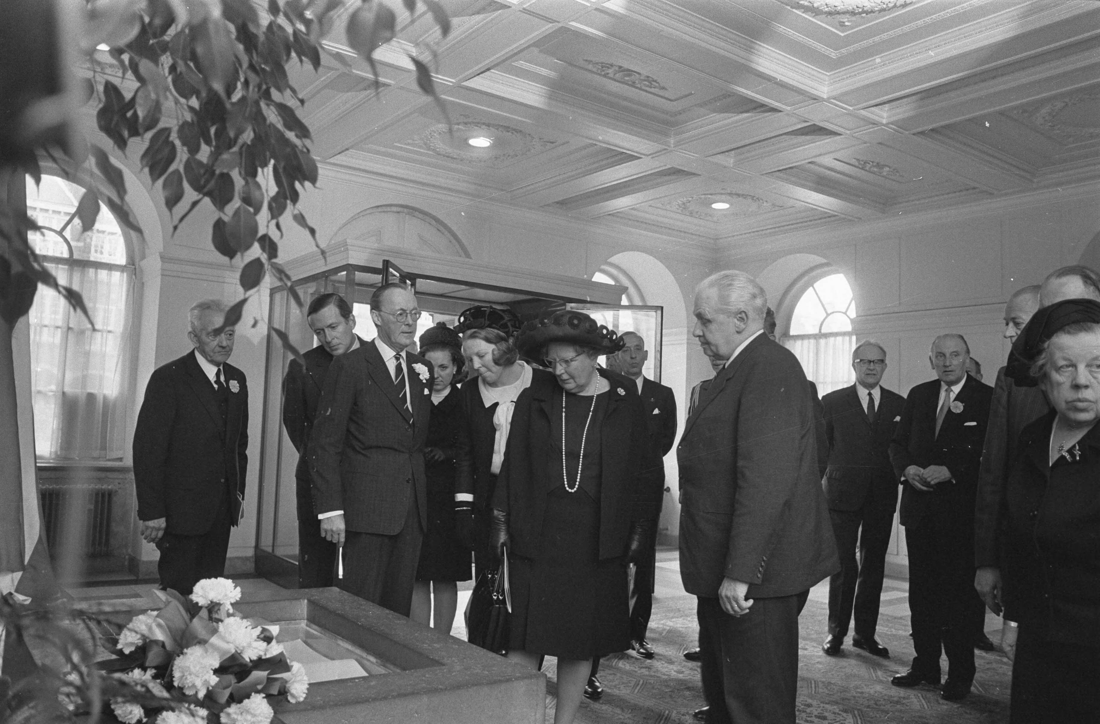Fotocollectie Anefo — Koninklijke familie bij Nationale dodenherdenking in Ridderzaal, Den Haag ; bij gedenkboek gevallenen, Van Thiel — Foto: Koch, Eric / Anefo. Licentie: Set B: Rechtenvrij / Publiek Domein. Bron: Nationaal Archief. http://hdl.handle.net/10648/ab9606dc-d0b4-102d-bcf8-003048976d84