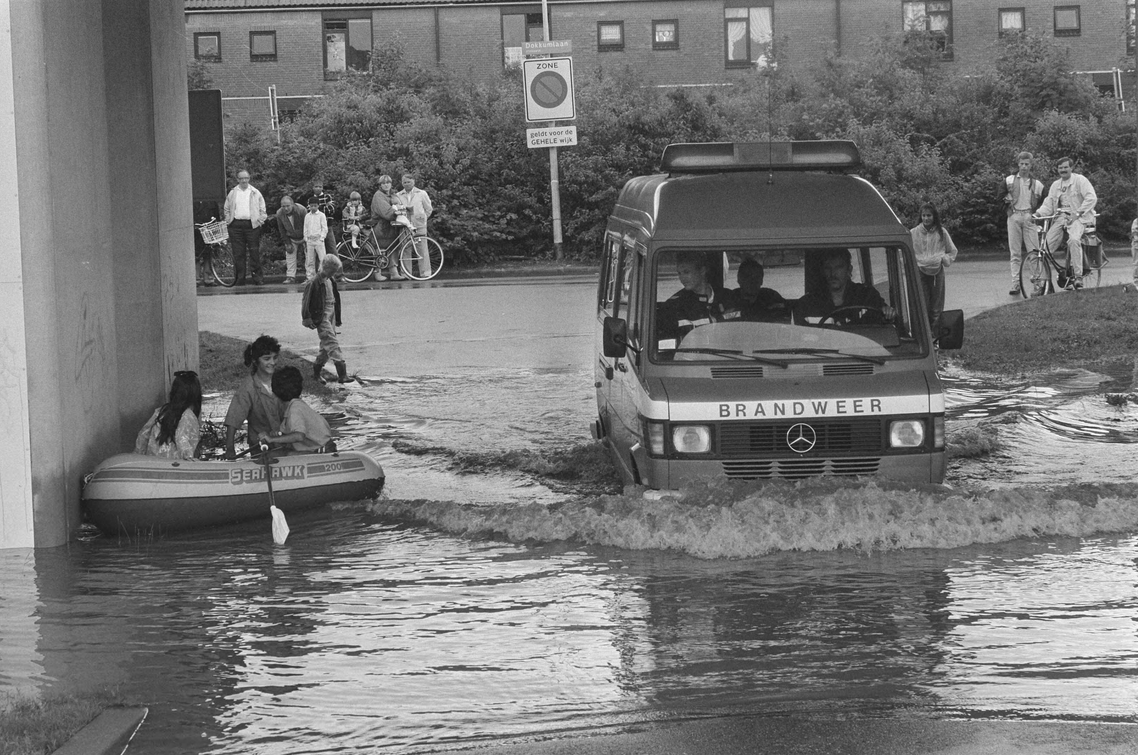 Fotocollectie Anefo — Wateroverlast in Almere door hevige regenval — Foto: Molendijk, Bart / Anefo. Licentie: Set B: Rechtenvrij / Publiek Domein. Bron: Nationaal Archief. http://hdl.handle.net/10648/ad6287d8-d0b4-102d-bcf8-003048976d84